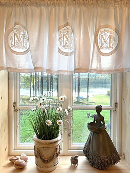 Kappa gardinkappa vit med vitt Monogram broderi shabby chic lantlig stil