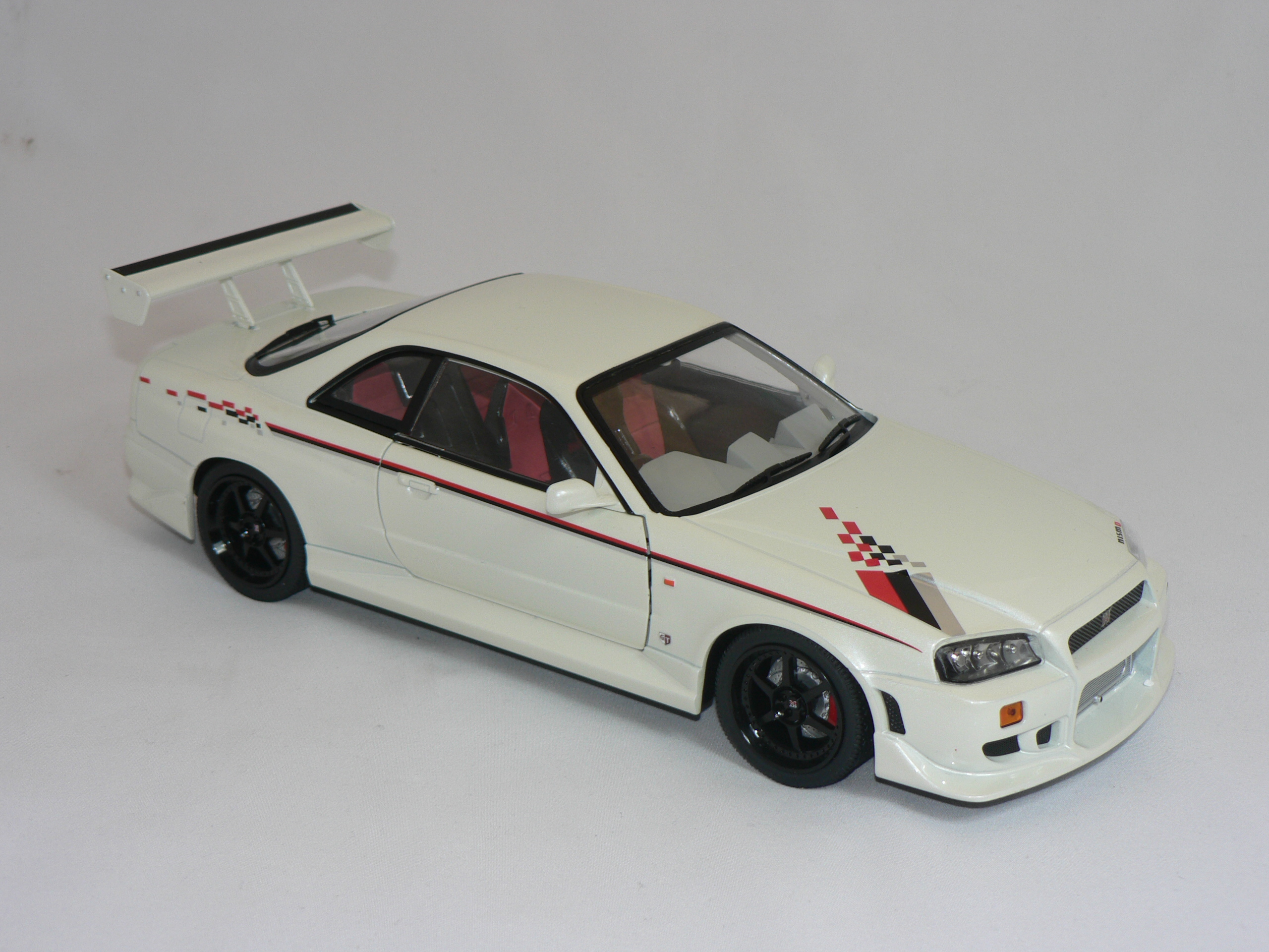 Nissan Skyline  GT-R  ( BNR 34 )   1999  1:18 Greenlight - 4