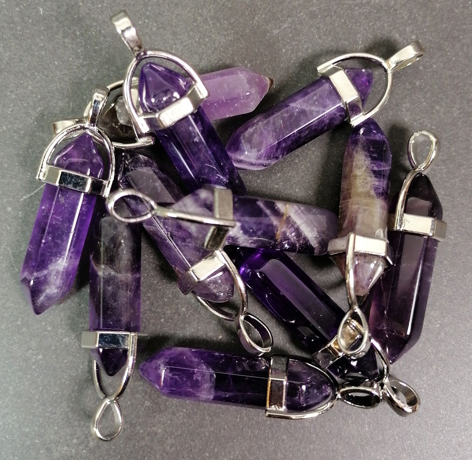Hexagon Stenhänge i Mörk Namibiansk Ametist