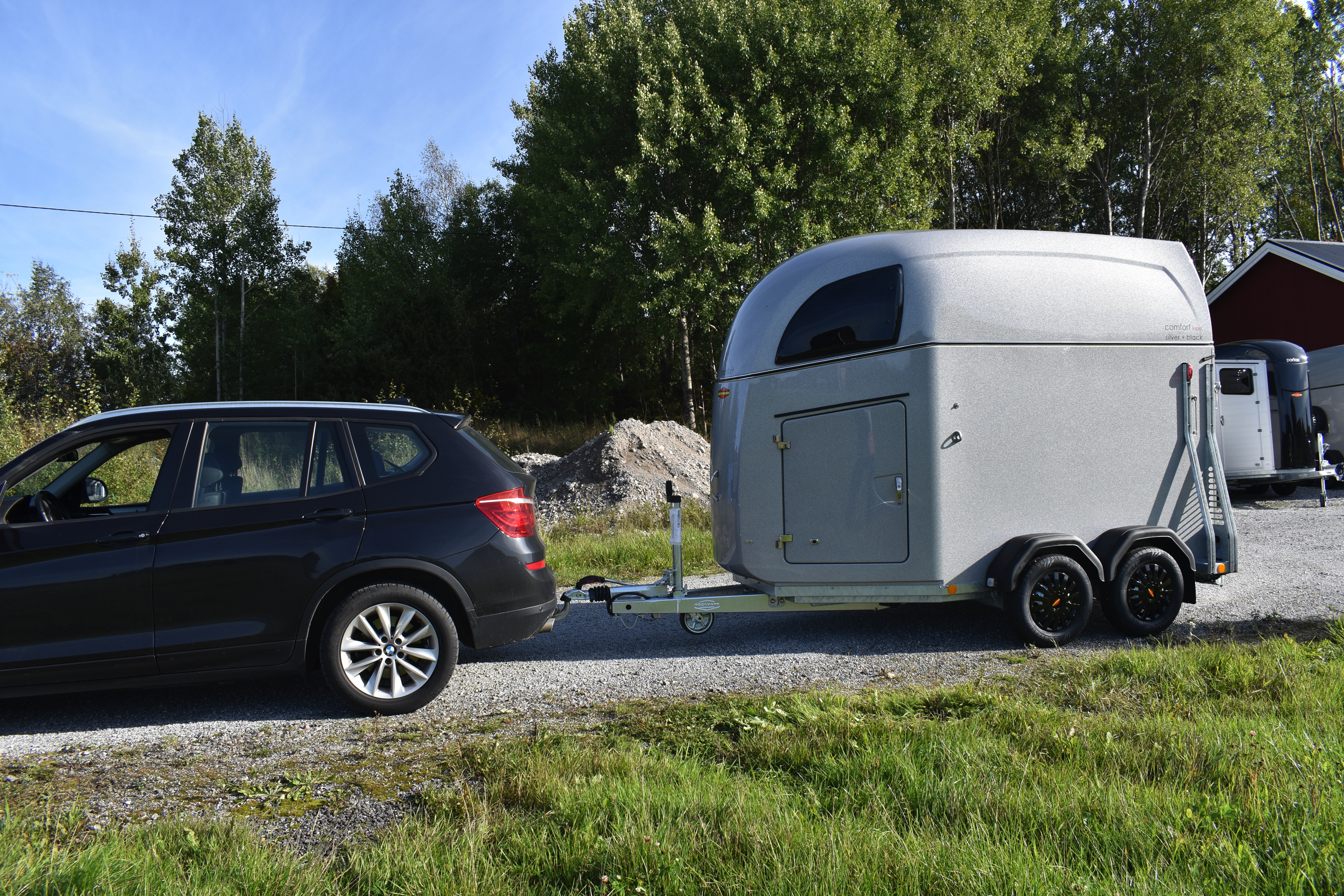 Böckmann Comfort Esprit 2-hästsläp i glasfiber med aluminiumgolv på väg till kund