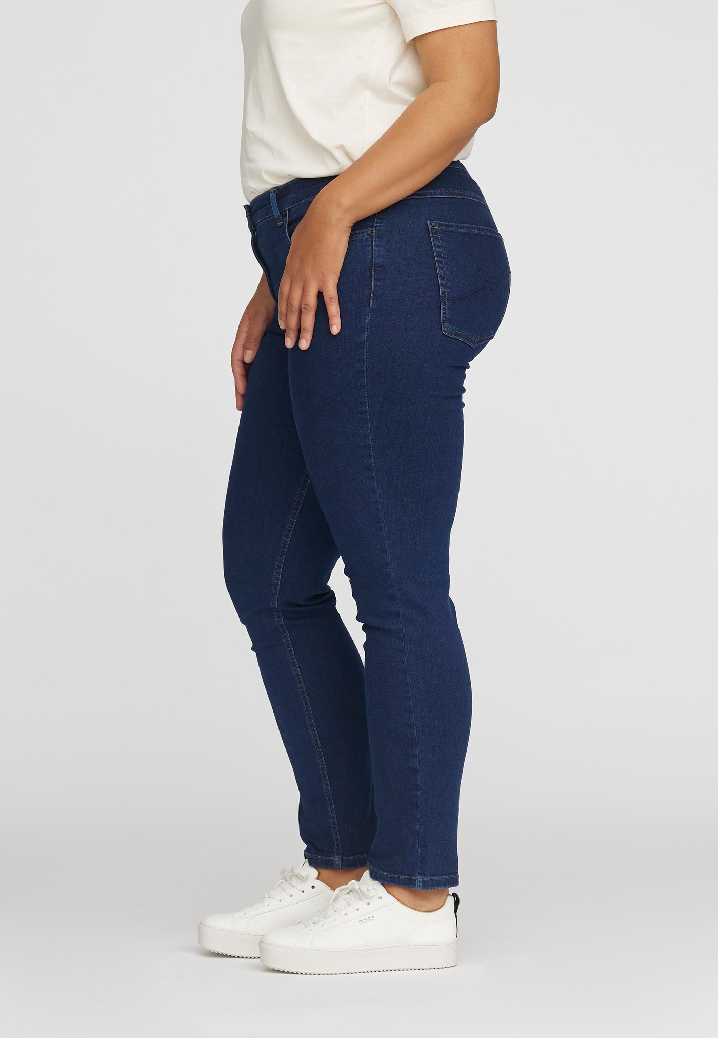 Christie Regular ML - Laurie - 3