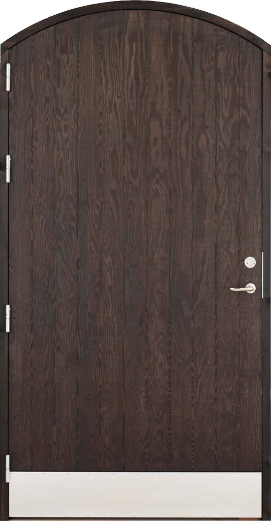 En valvad stalldörr med sparkplåt som har en yta av stående spårad plywood.