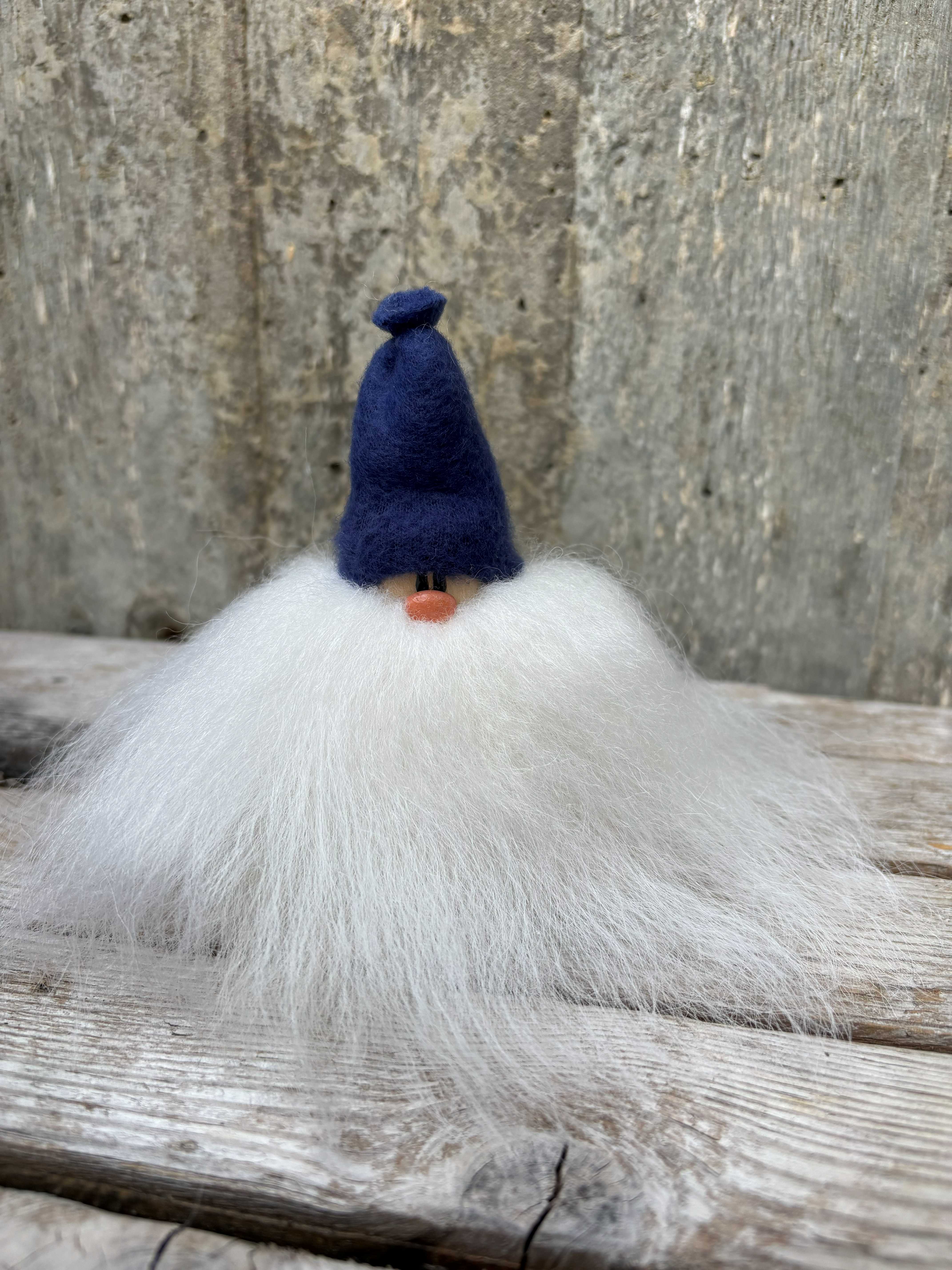 Handgjord Mininisse 10 cm Årets Färg-mössa True Blue Vitt Skägg Islandsfår