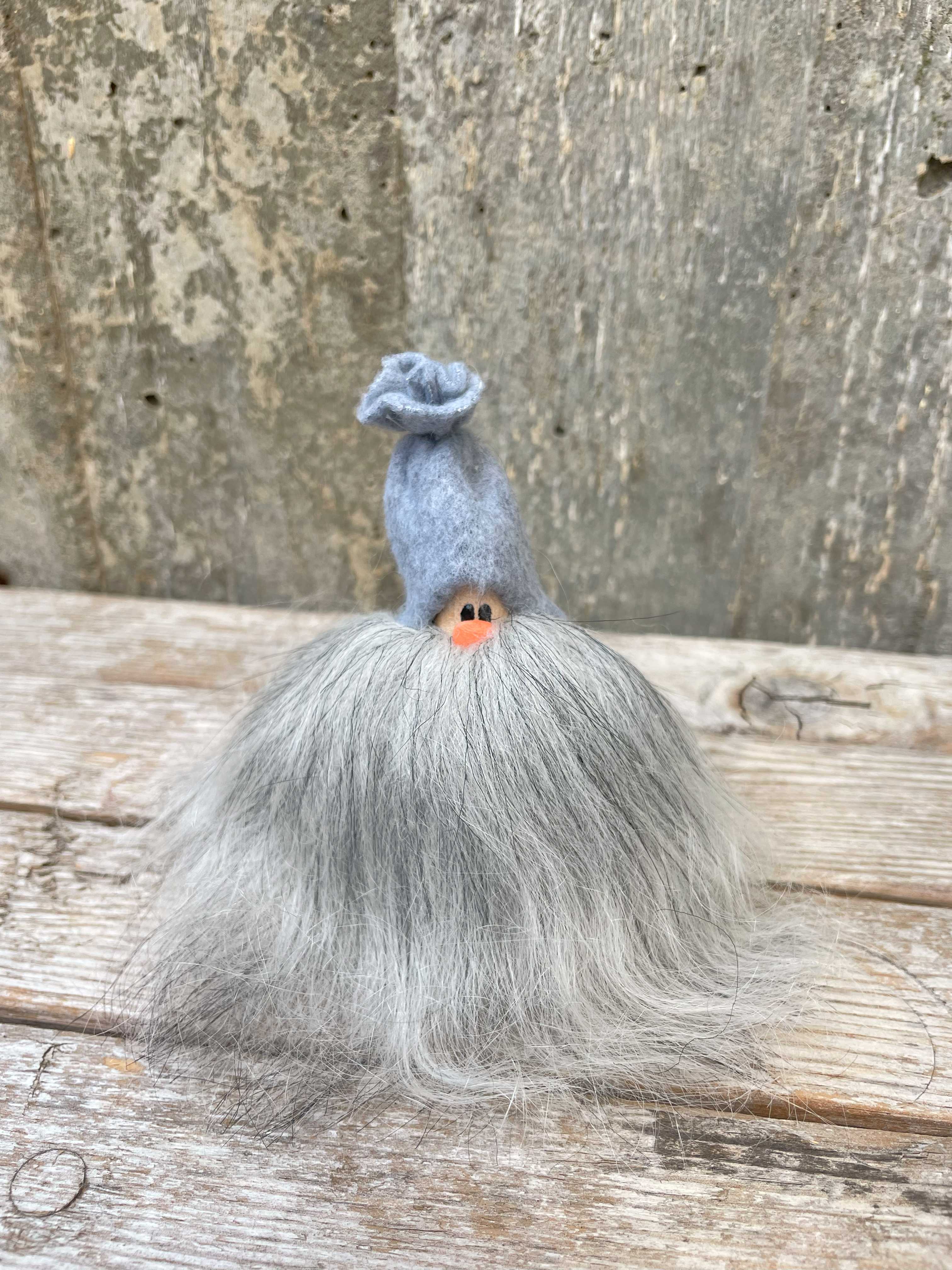 Mininisse 10 cm "Årets Färg Arctic Grey"-Mössa Grått Skägg Islandsfår