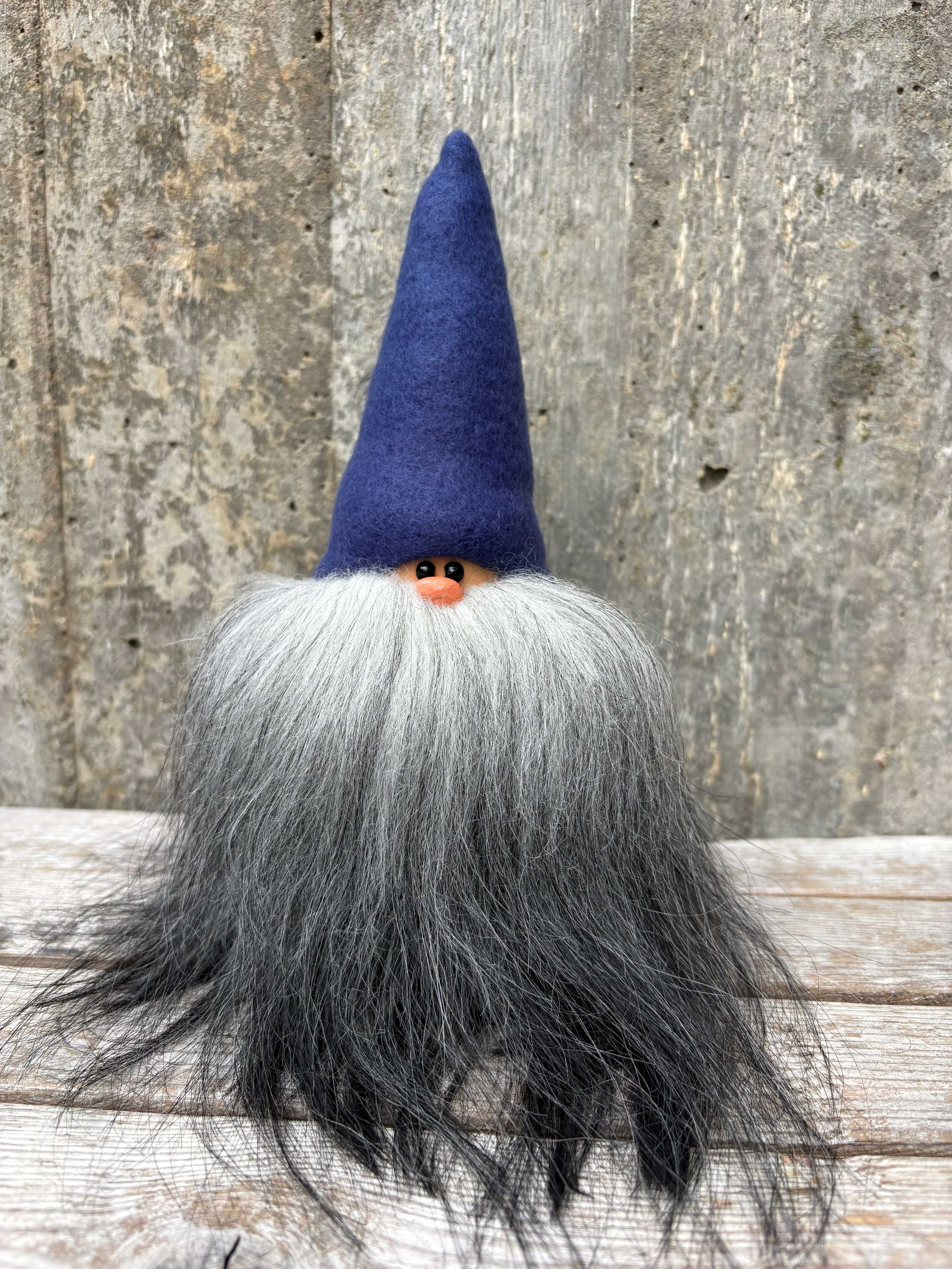 Handgjord Skäggtomte ca 20 cm Årets Färg-mössa True Blue Mörkgrått Skägg Islandsfår