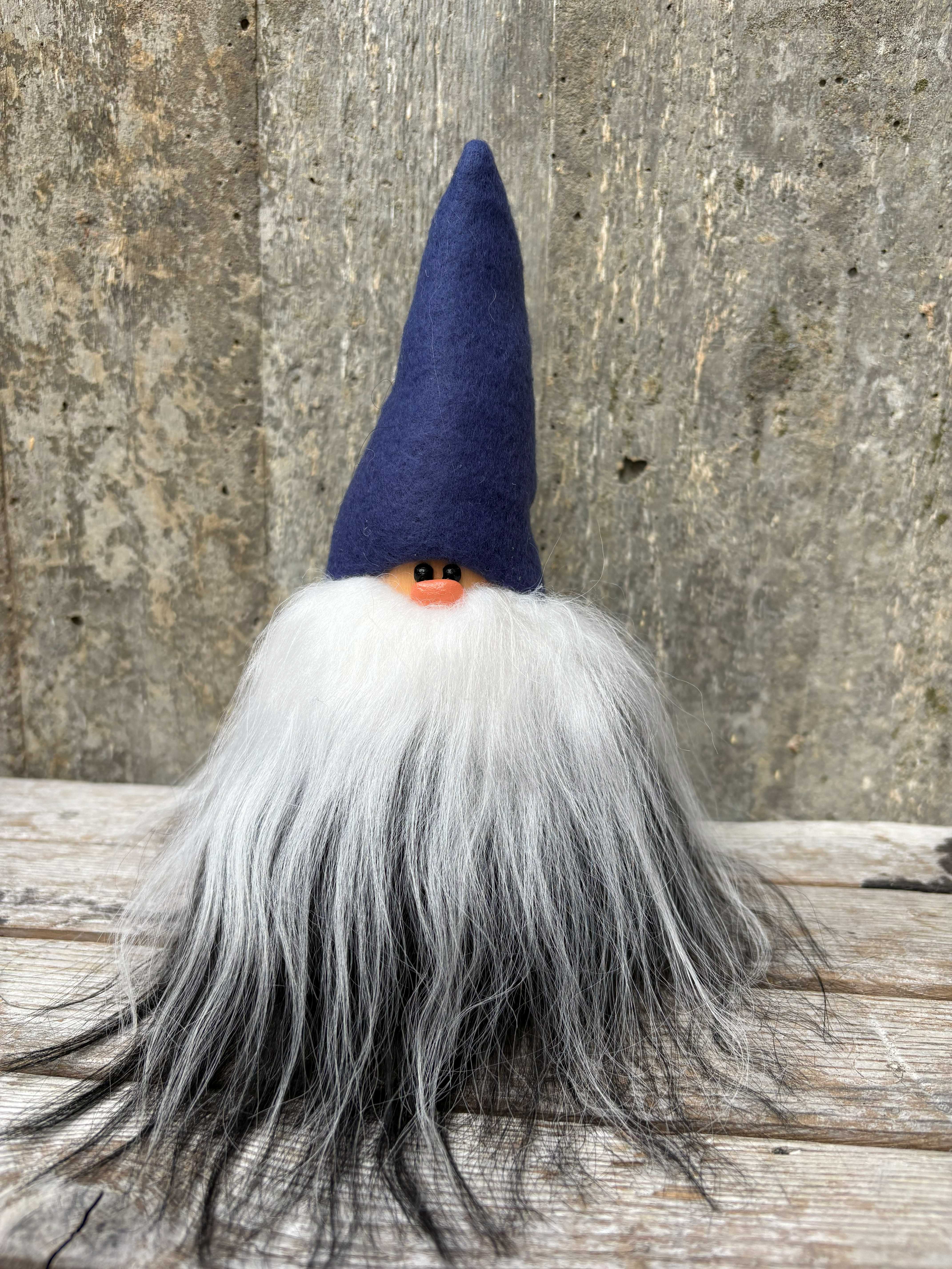 Handgjord Skäggtomte ca 20 cm Årets Färg-mössa True Blue Svartvitt Skägg Islandsfår