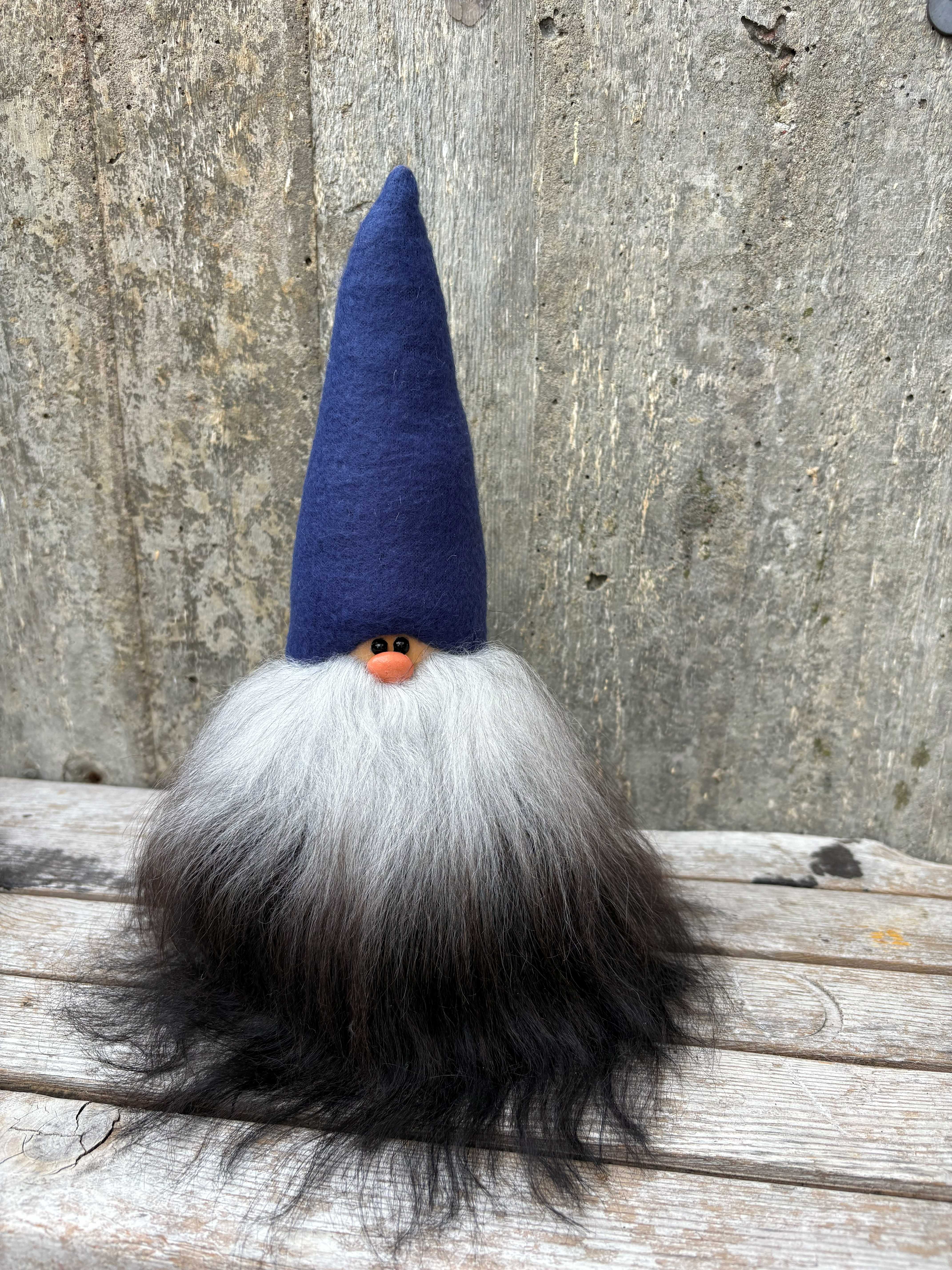 Handgjord Stor Skäggtomte ca 30 cm Årets Färg-mössa True Blue Mörkgrått Skägg Islandsfår
