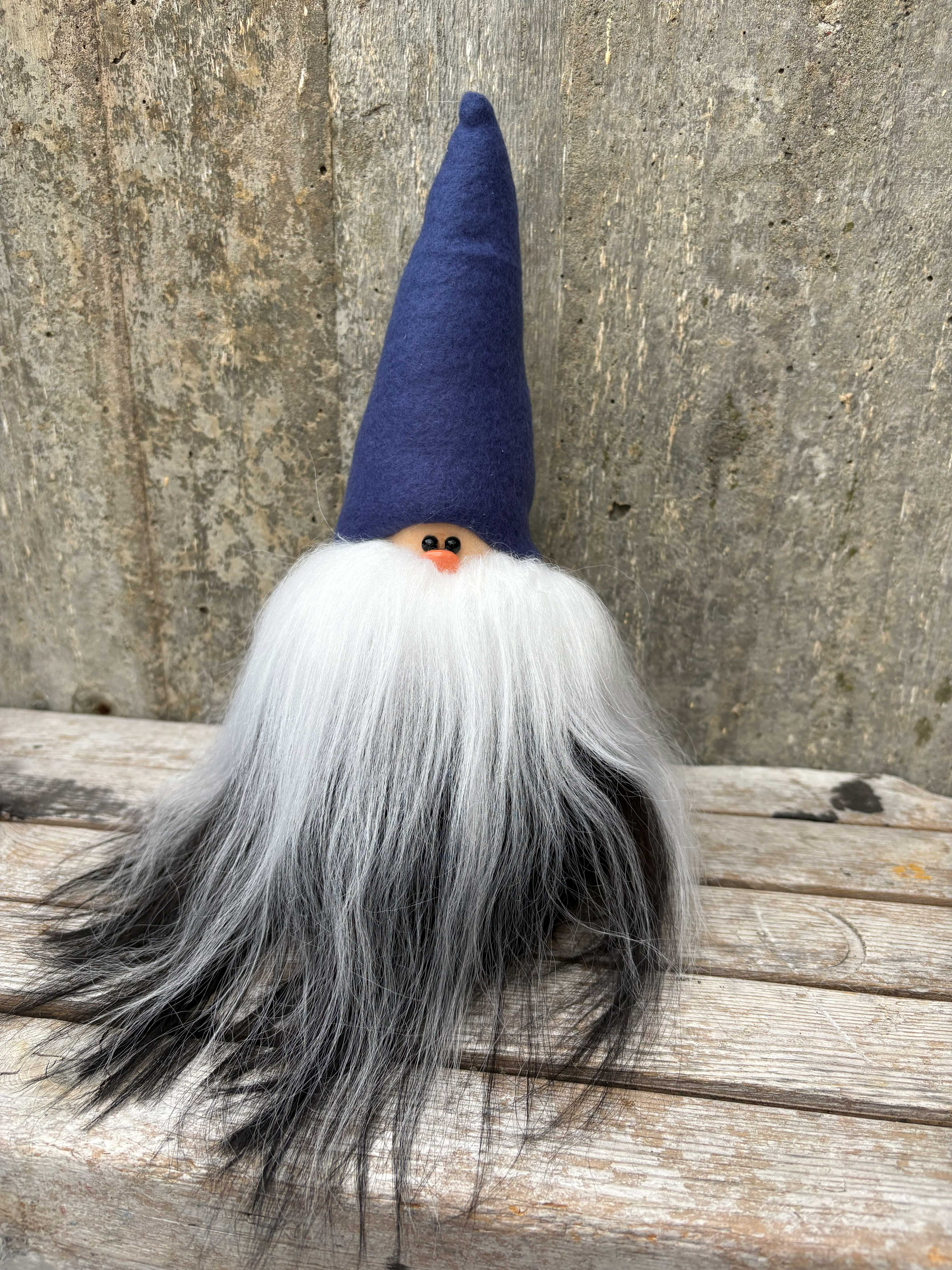 Handgjord Stor Skäggtomte ca 30 cm Årets Färg-mössa True Blue Svartvitt Skägg Islandsfår
