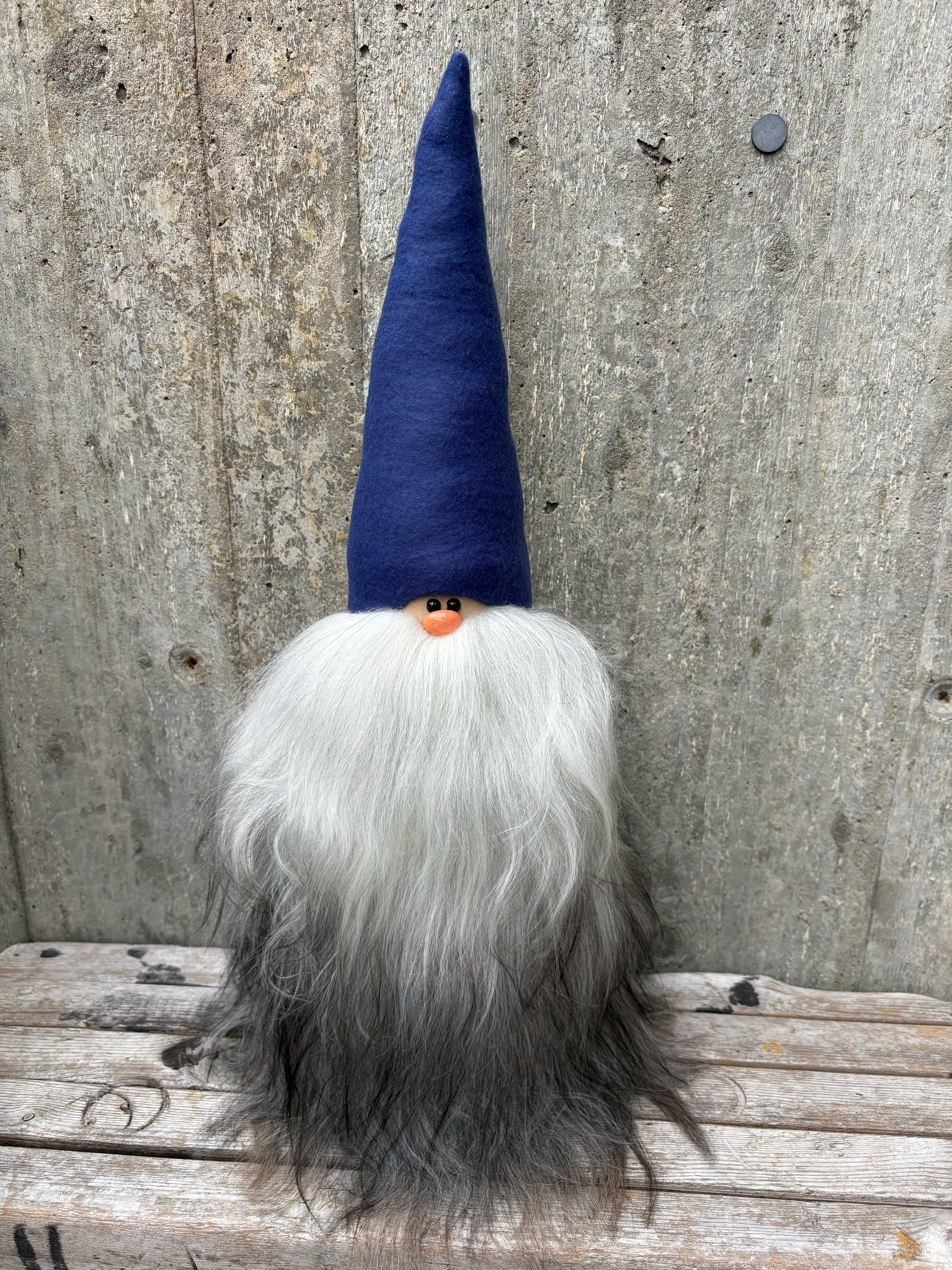 Handgjord Bamsetomte ca 60 cm Årets Färg-mössa True Blue Grått Skägg Islandsfår