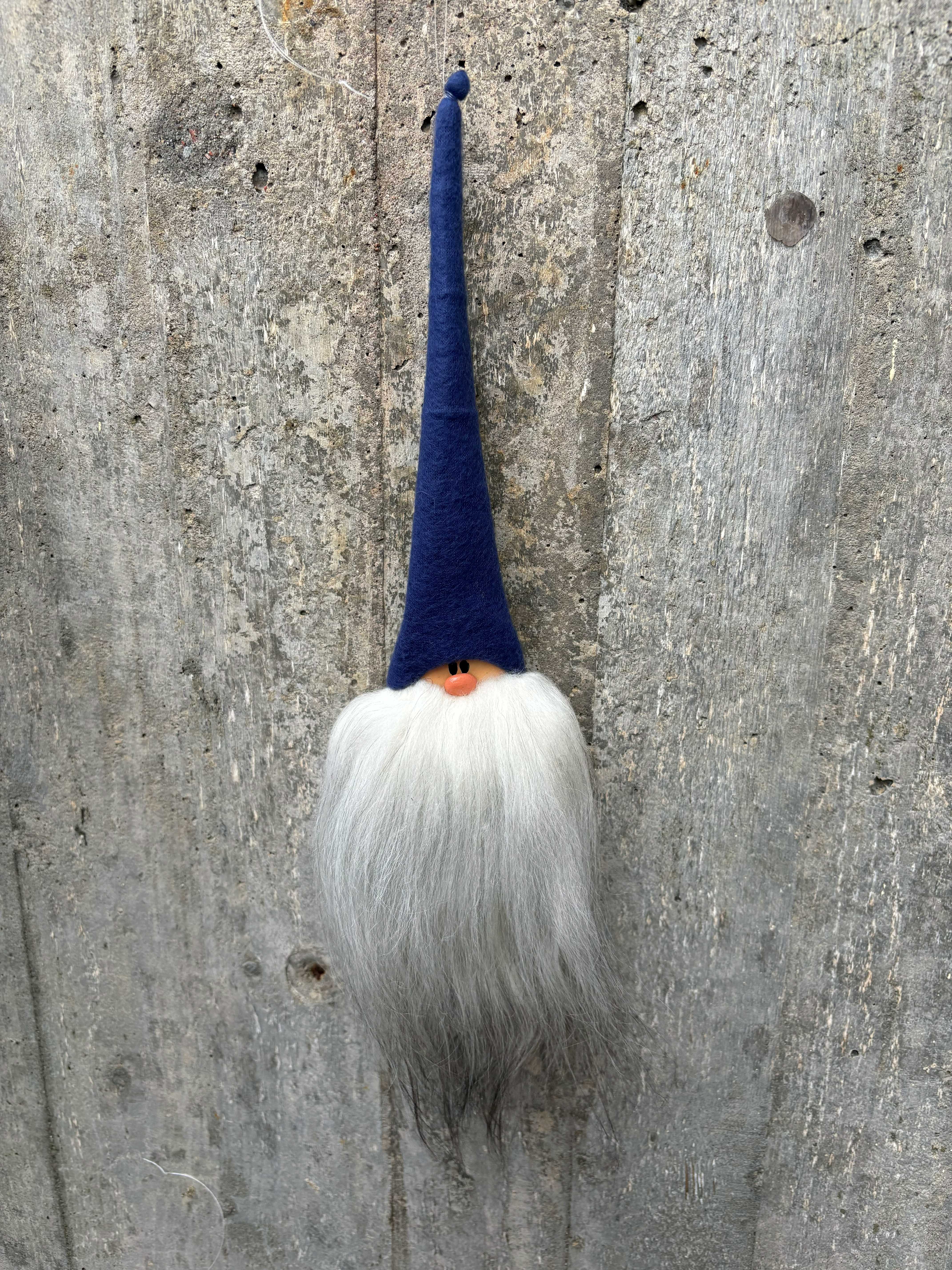 Handgjord Mindre Hängtomte ca 60 cm Årets Färg-mössa True Blue Ljusgrått Skägg Islandsfår