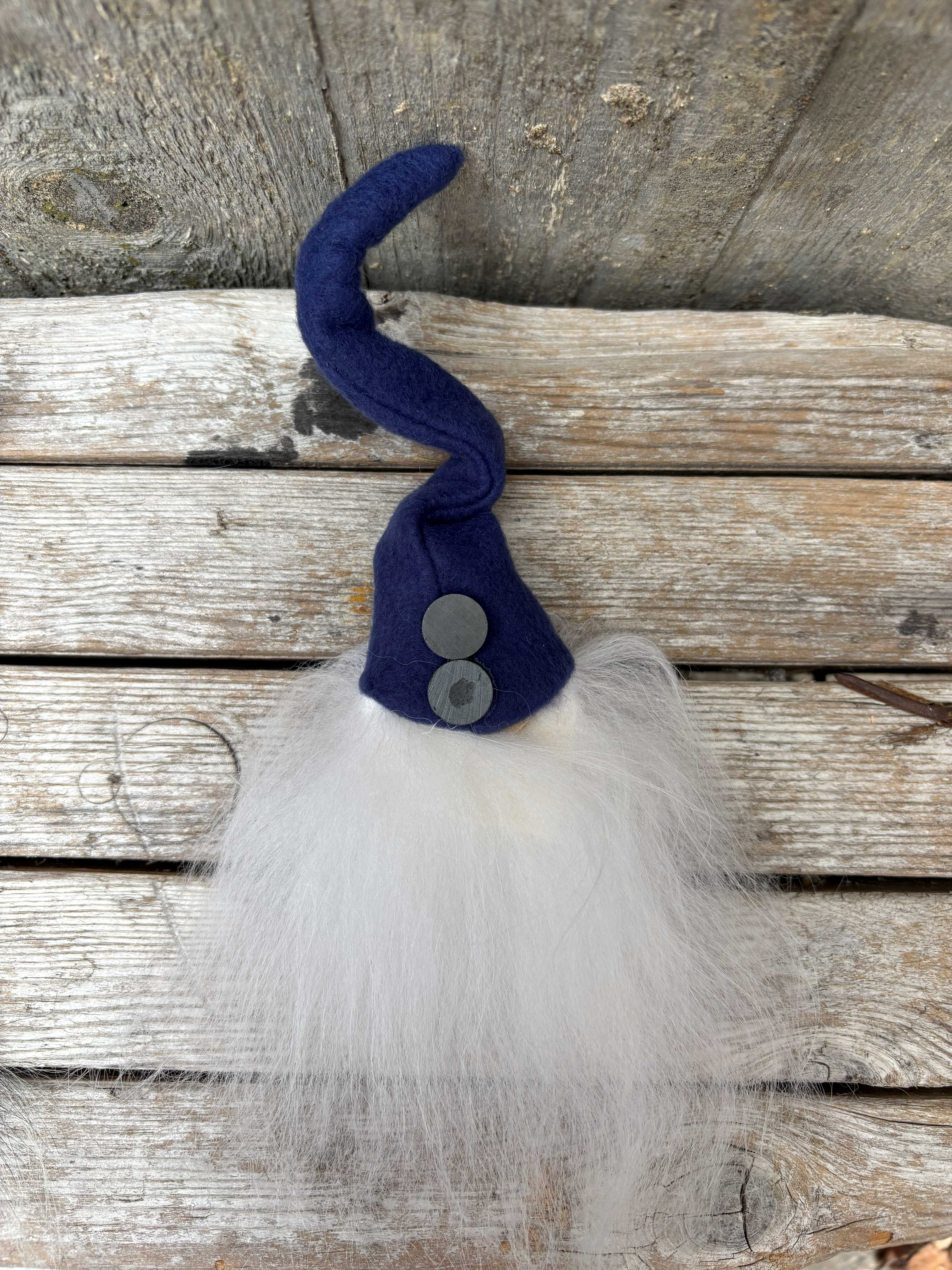 Handgjord Tomtemagnet ca 30 cm Årets Färg-mössa True Blue Vitt skägg Islandsfår baksida