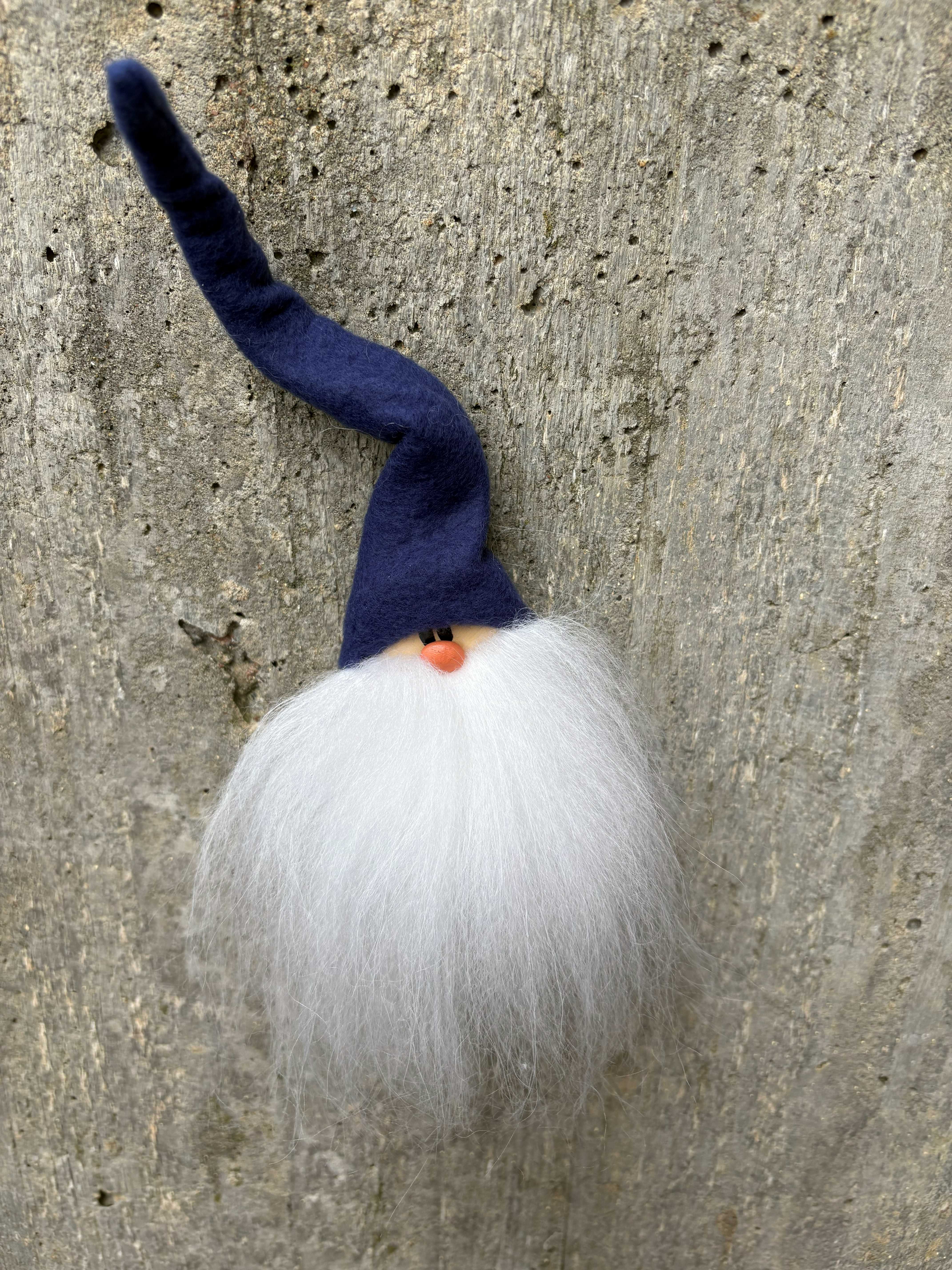 Handgjord Tomtemagnet ca 30 cm Årets Färg-mössa True Blue Vitt skägg Islandsfår