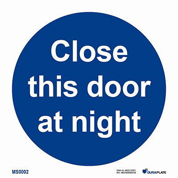 IMO-skylt "Close this door at night" - IMPA 33.5803