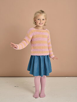 Randig rätstickad jumper till flicka i Elsa by Permin