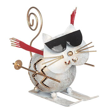 Dekorationsfigur av en katt på skidor i hamrad plåt, 12 cm, med detaljer i vitt, rött, svart och guld