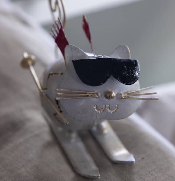 Närbild på den hamrade strukturen och de guldfärgade detaljerna på katten i plåt