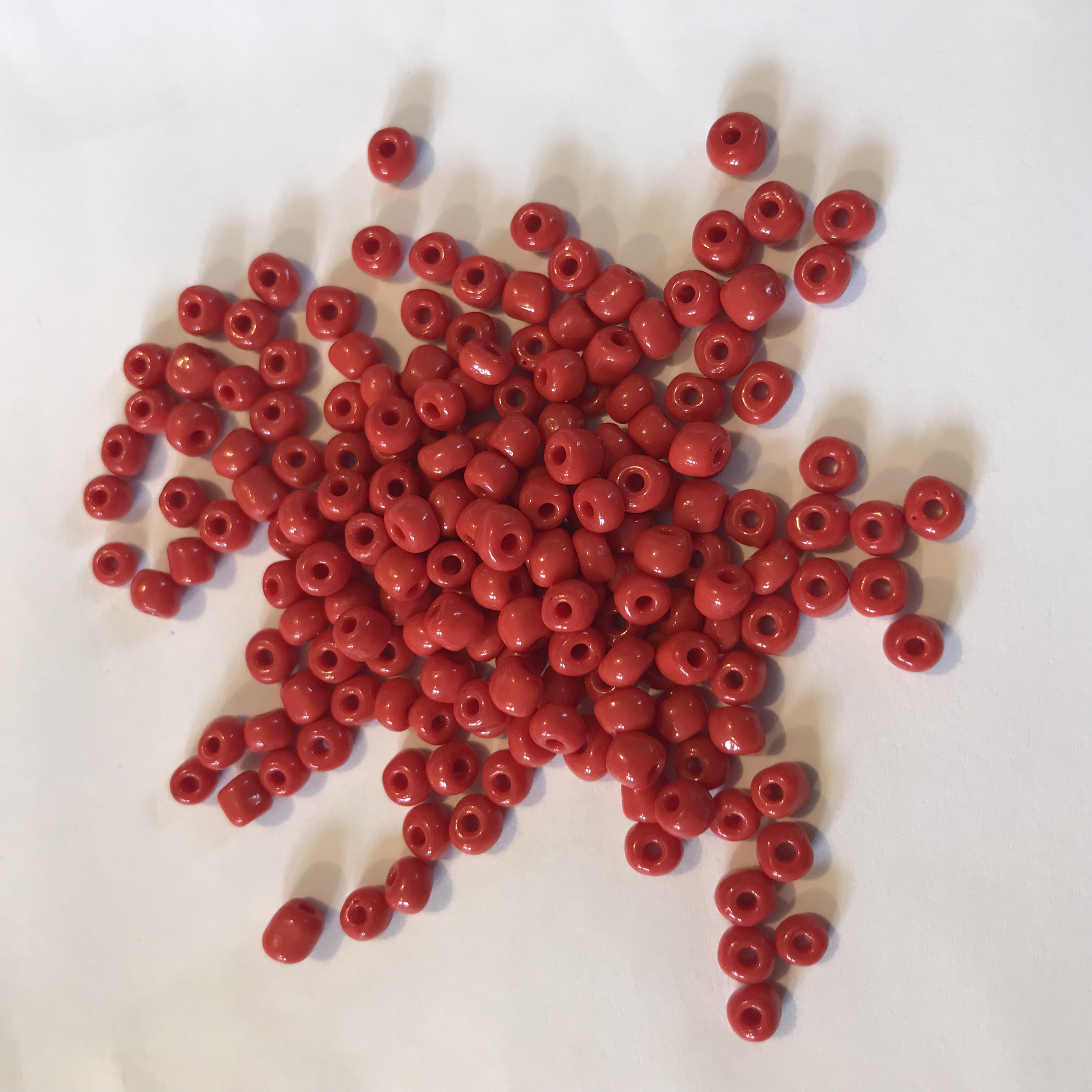 Röd - jul, rocaillepärlor, 4mm, ca 300st/22g