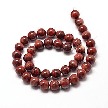 Runda 10 mm pärlor av naturlig Red Jasper i djupt tegelröda och brunröda toner, visade i närbild på sträng med glansig finish