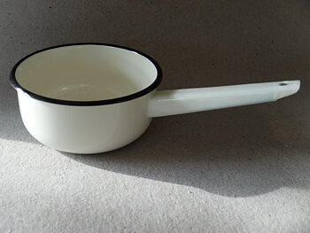 Kastrull/Bruten vit/ emalj