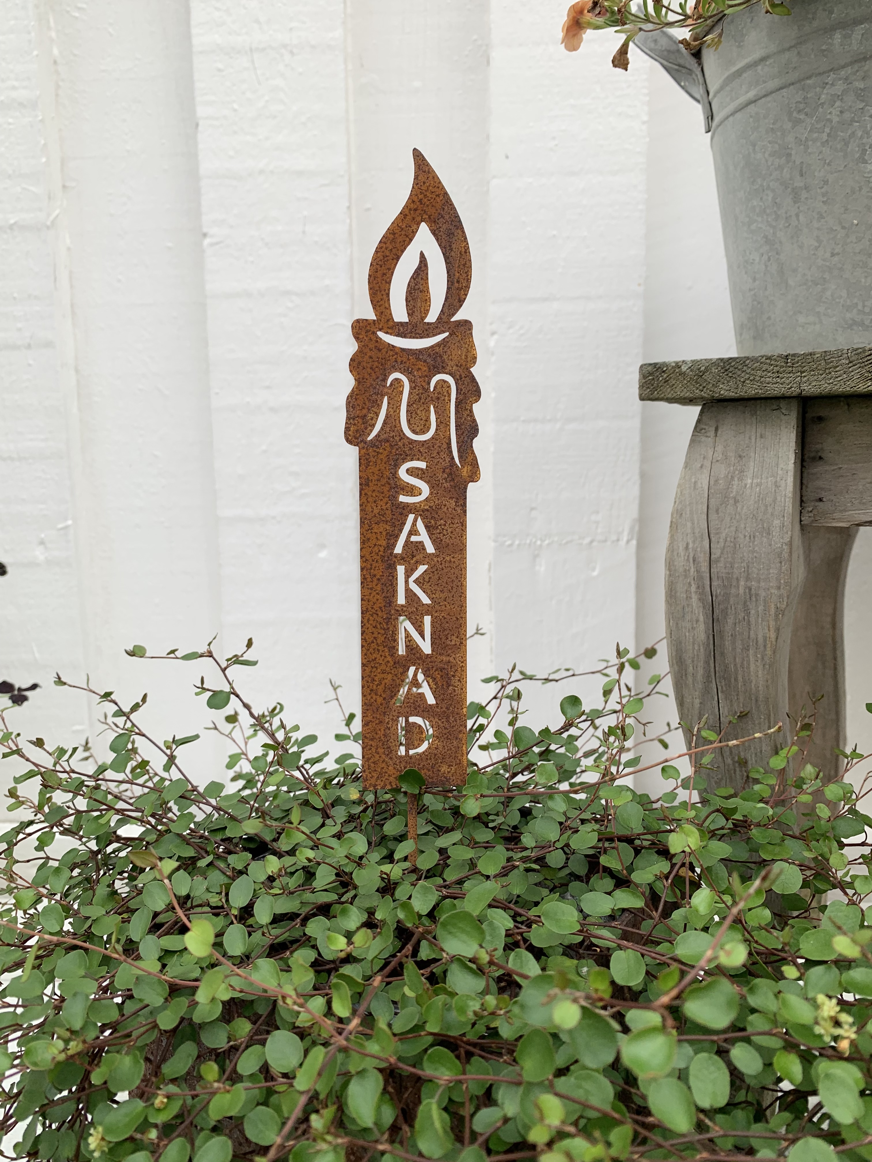 Rostigt ljus med text: Saknad sticks 32 cm. Gravdekoration