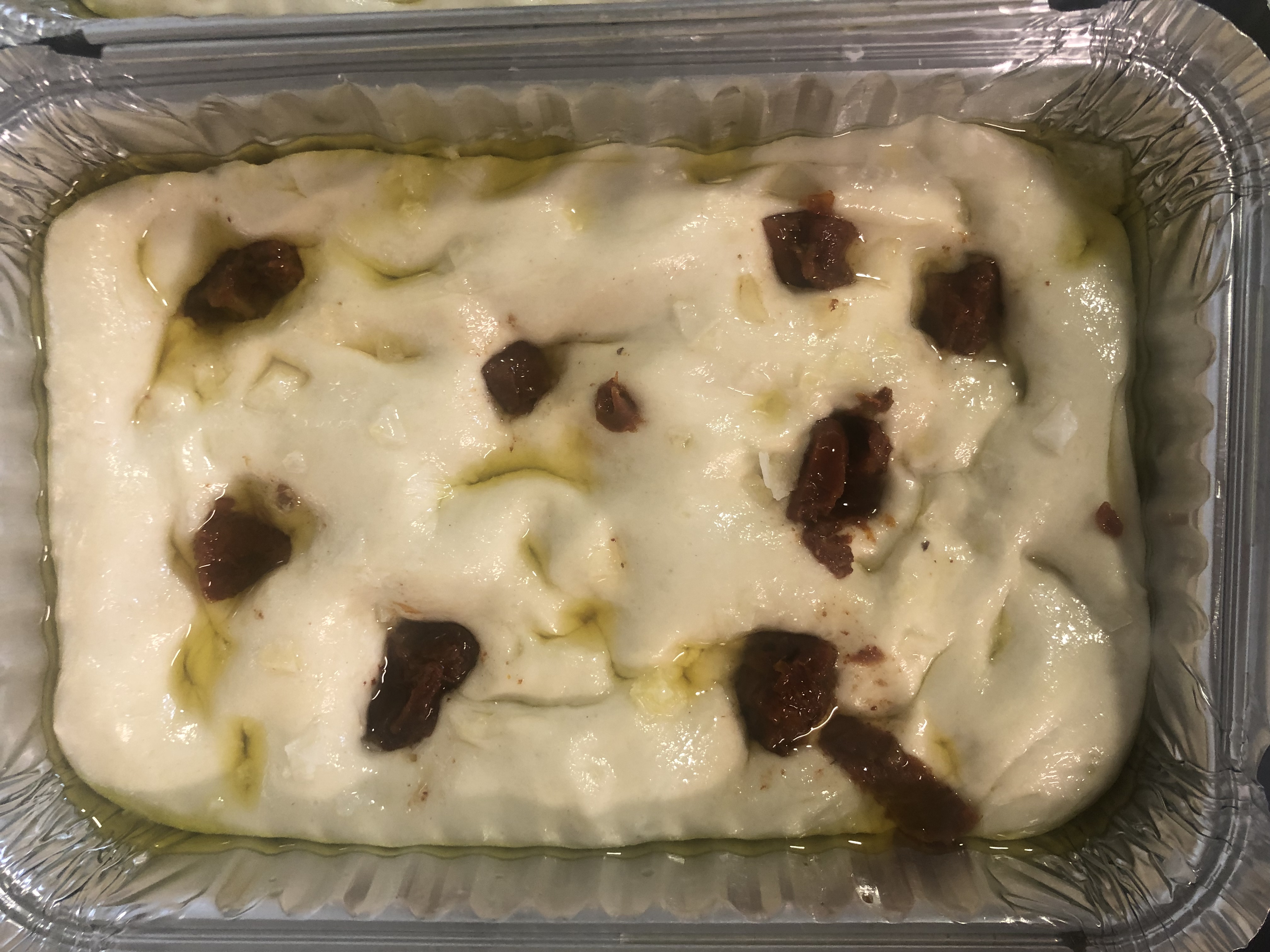 Focaccia ai pomodori secchi, färdig att gräddas
