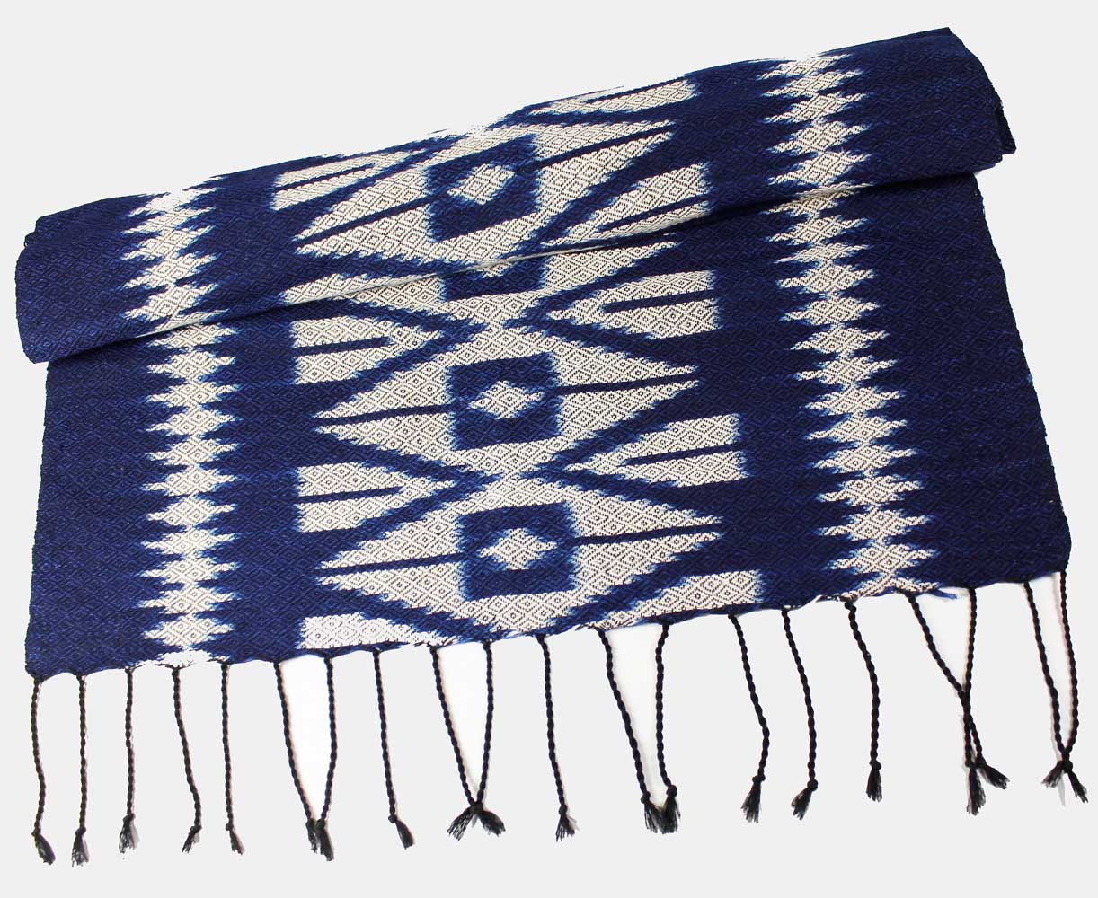 Unik handvävd bomullssjal i ikatteknik, färgad med äkta indigo.