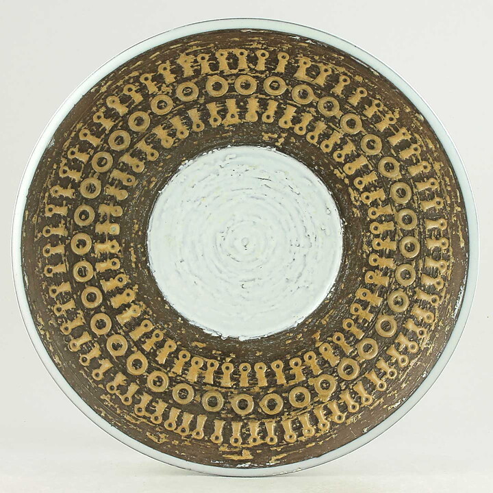 Mari Simmulson (Mexico 1960s) Brown Round Dish with Relief Decor 24 cm