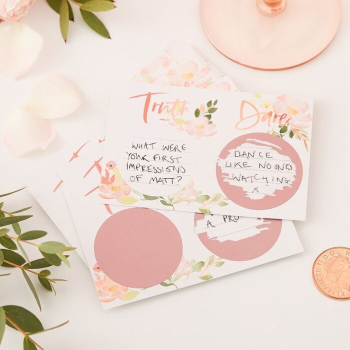 Babyshower lekar Truth or Dare Floral