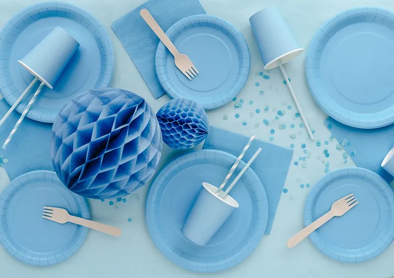 Dukning med ljusblå servetter och tallrikar till babyshower