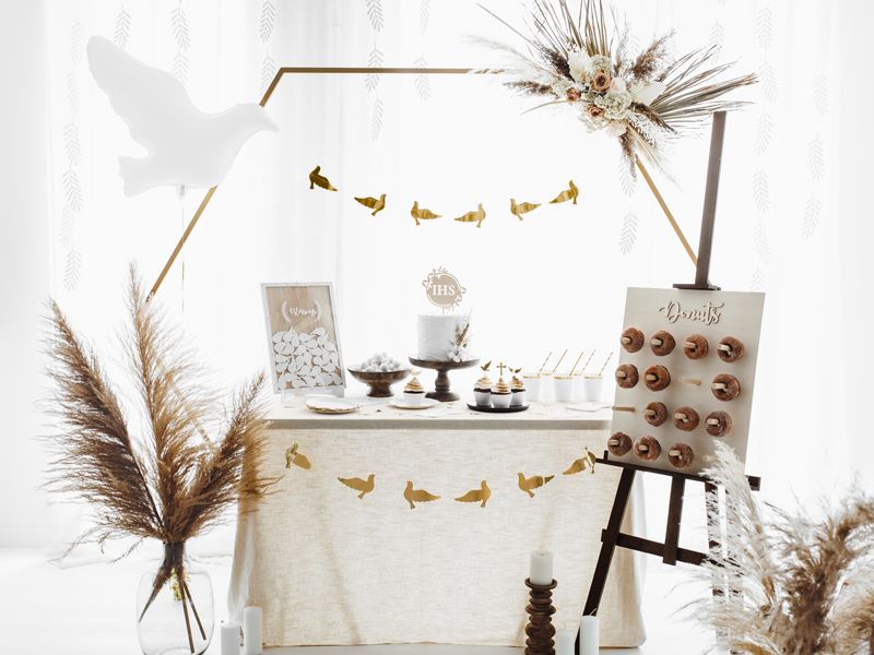 Elegant dopgirlang i vitt och guld