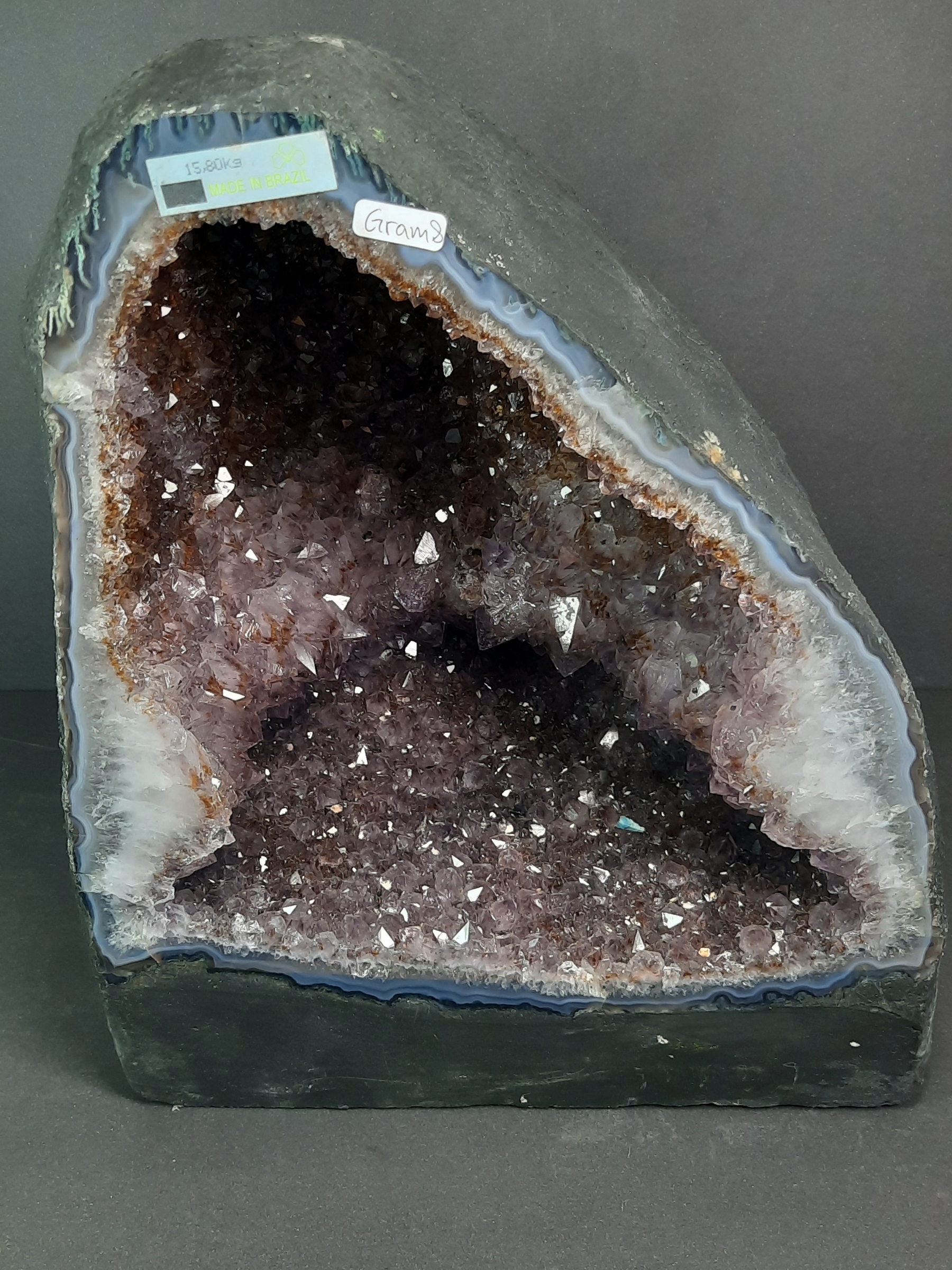 Ametistgrotta  med cacoxenit- GRAM8