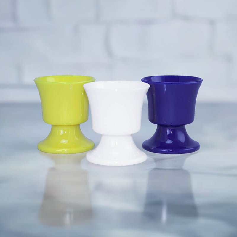 4 stycken äggkoppar i plast finns i flera färger