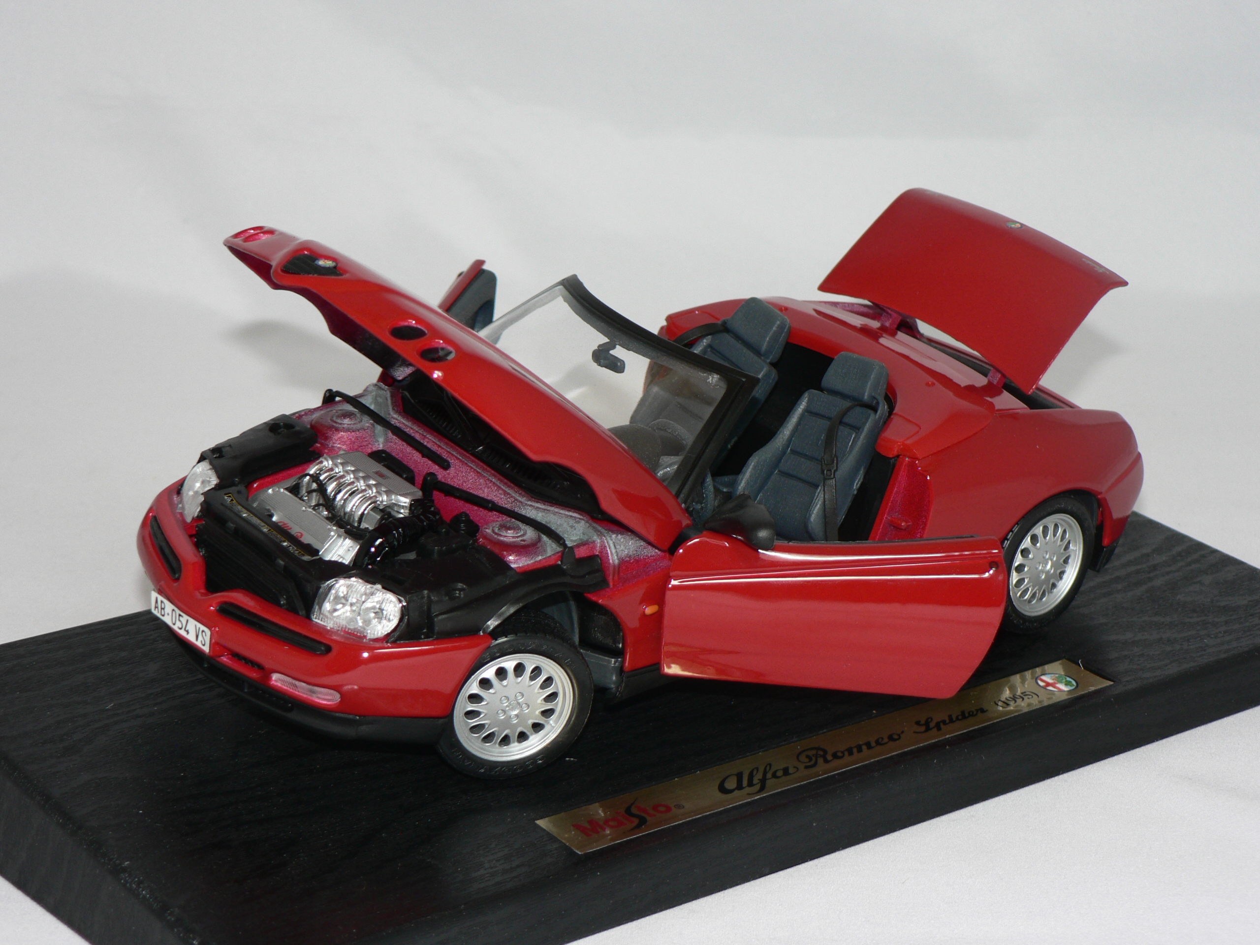 Alfa Romeo Spider -1995  1:18  Maisto - 4