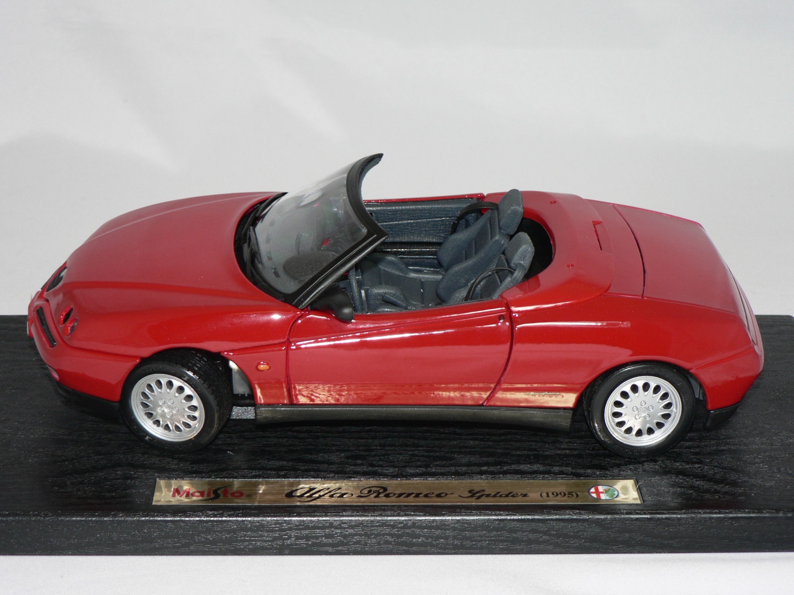 Alfa Romeo Spider -1995  1:18  Maisto - 2
