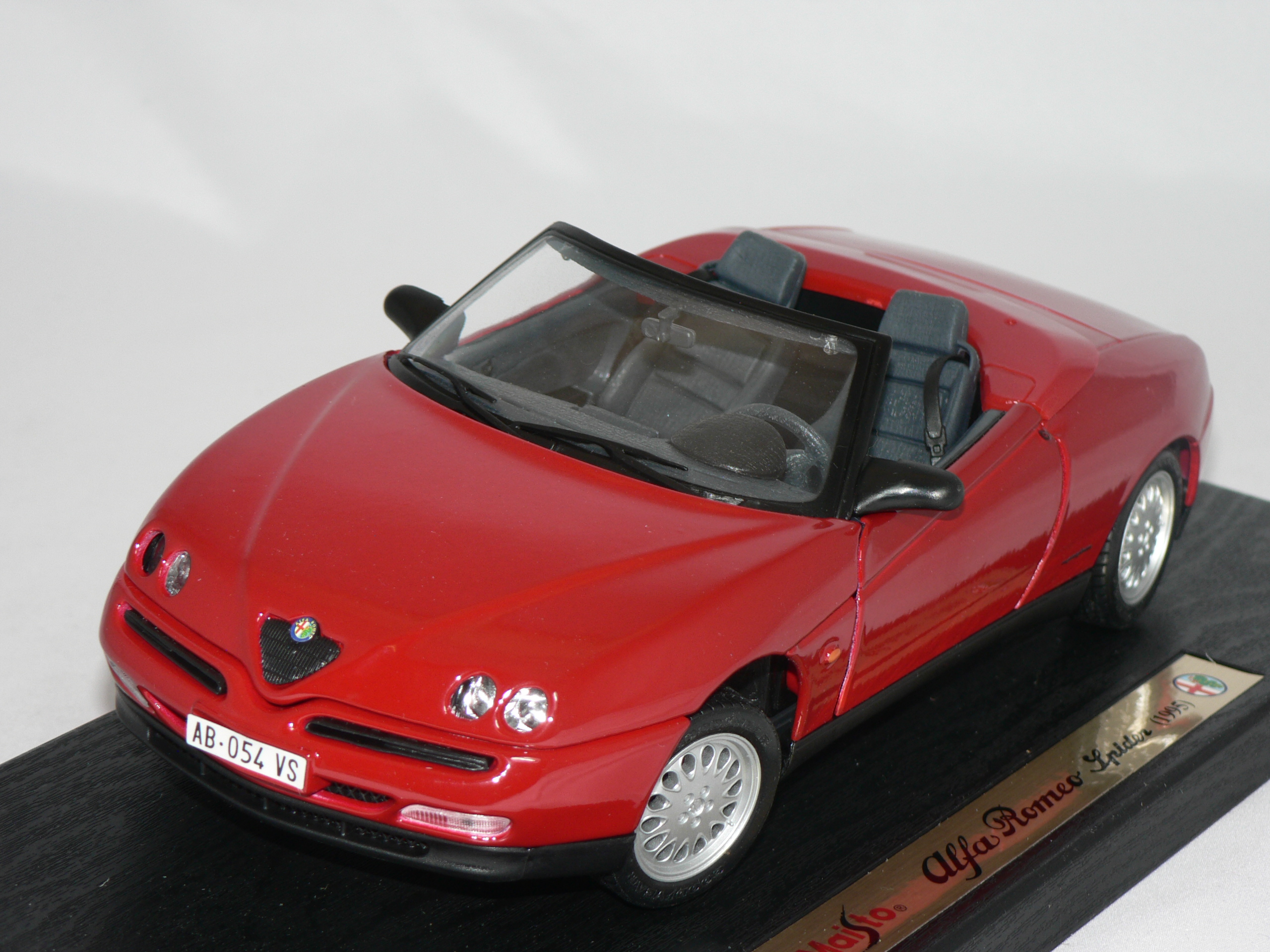 Alfa Romeo Spider -1995  1:18  Maisto