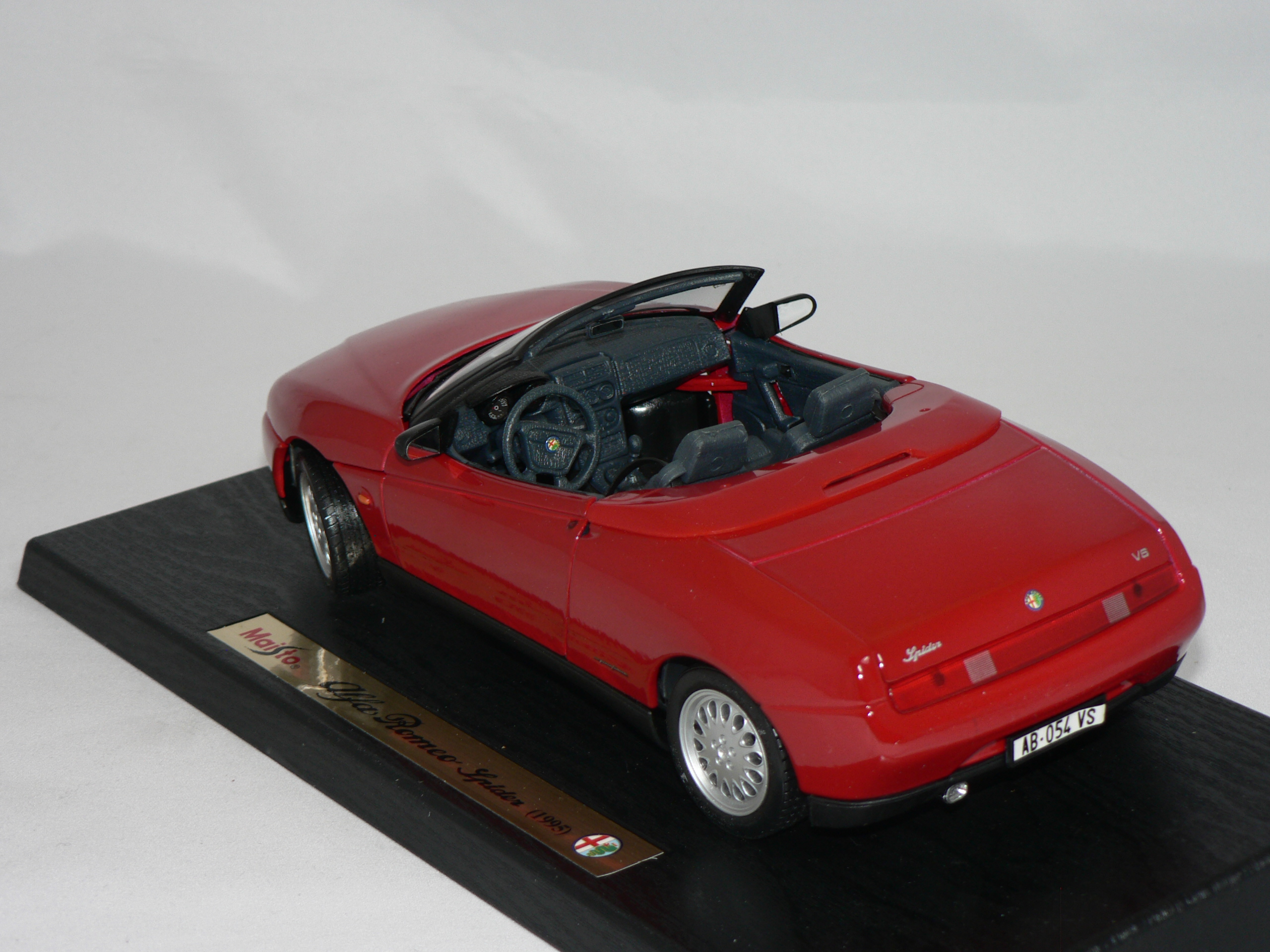 Alfa Romeo Spider -1995  1:18  Maisto - 3