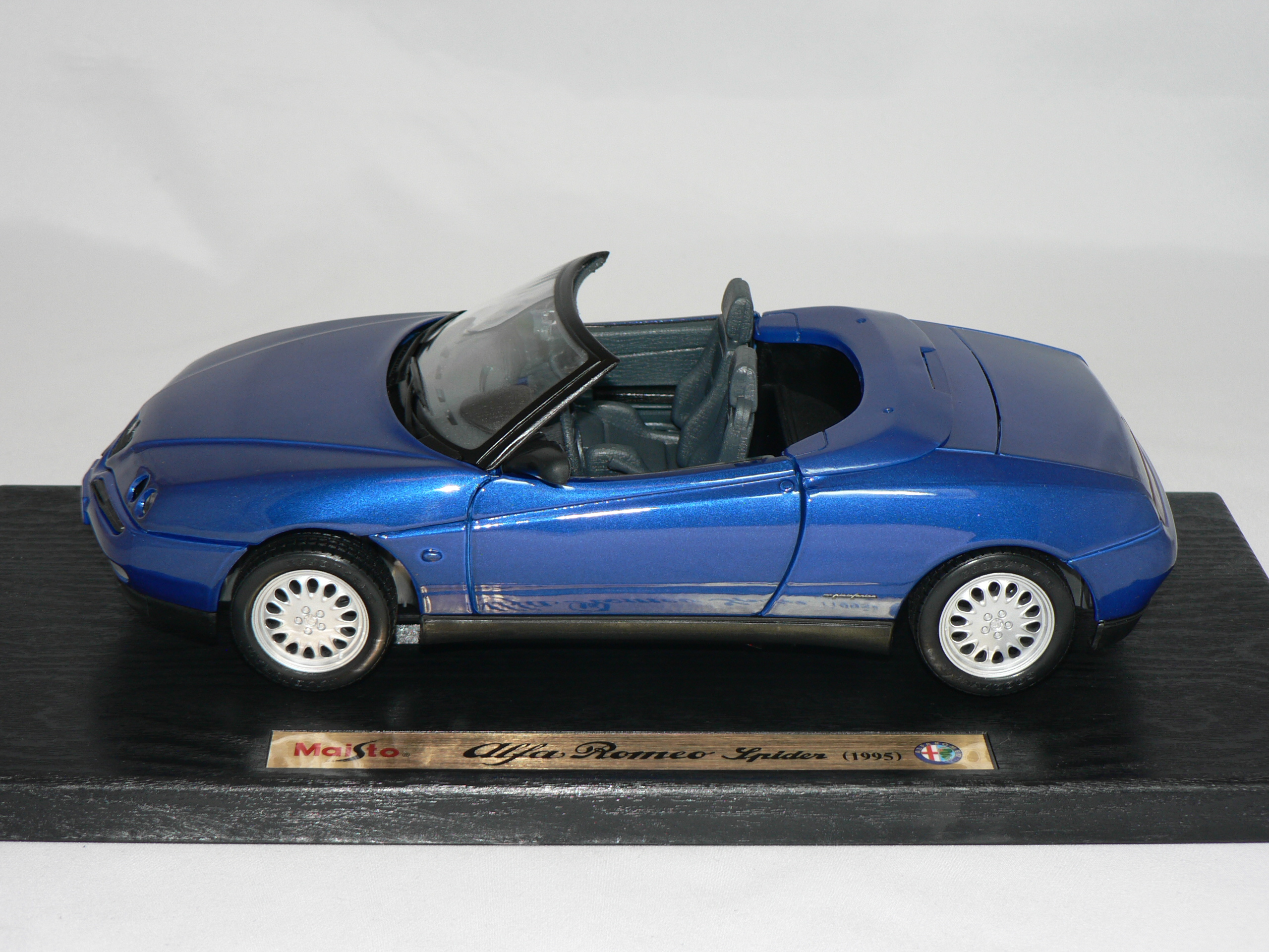 Alfa Romeo Spider -1995  1:18  Maisto - 2