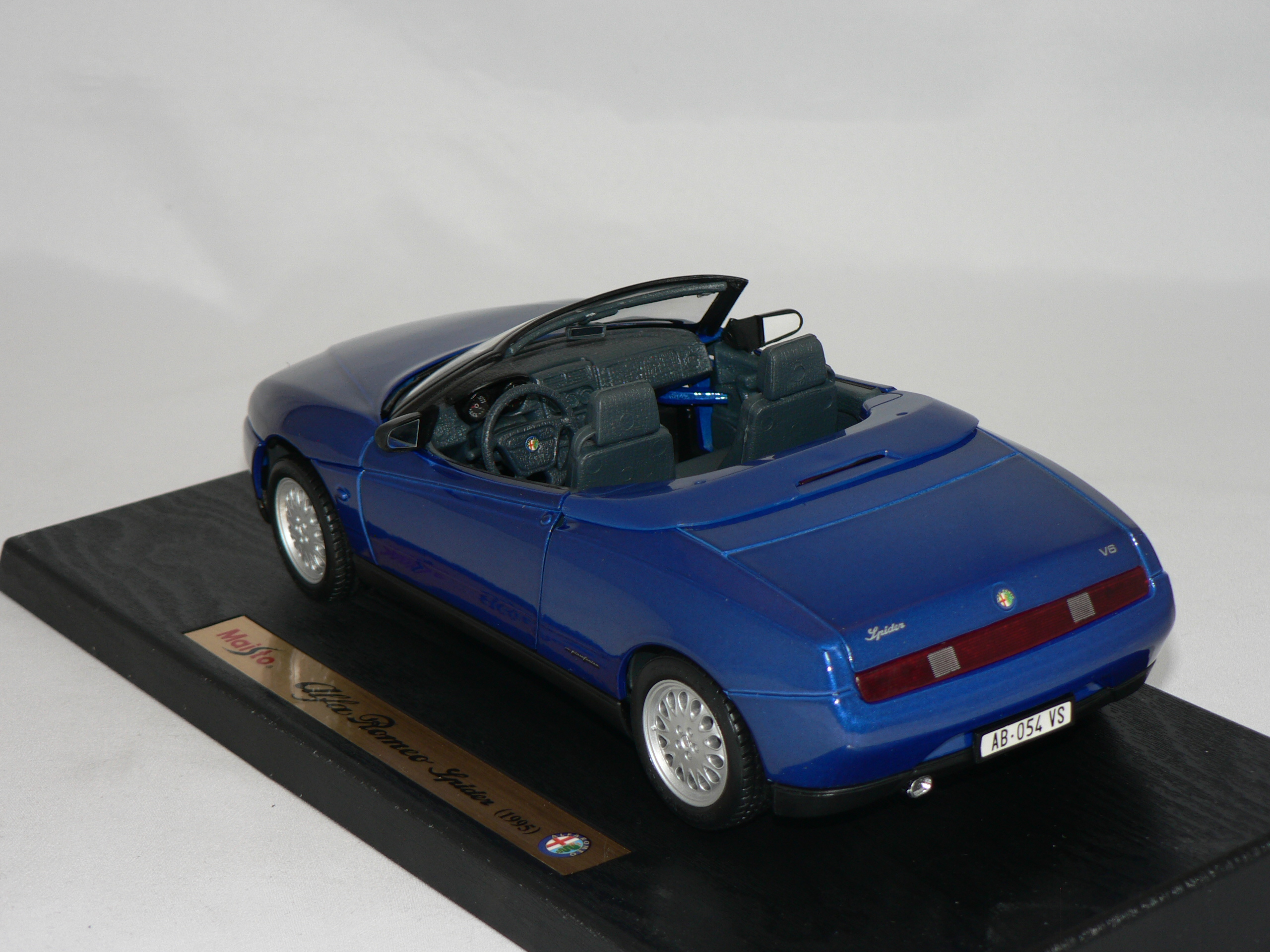 Alfa Romeo Spider -1995  1:18  Maisto - 3