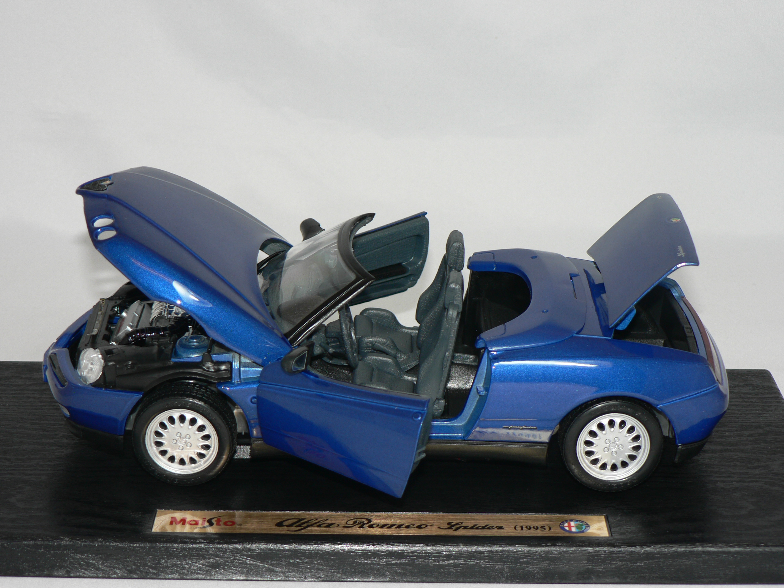 Alfa Romeo Spider -1995  1:18  Maisto - 4