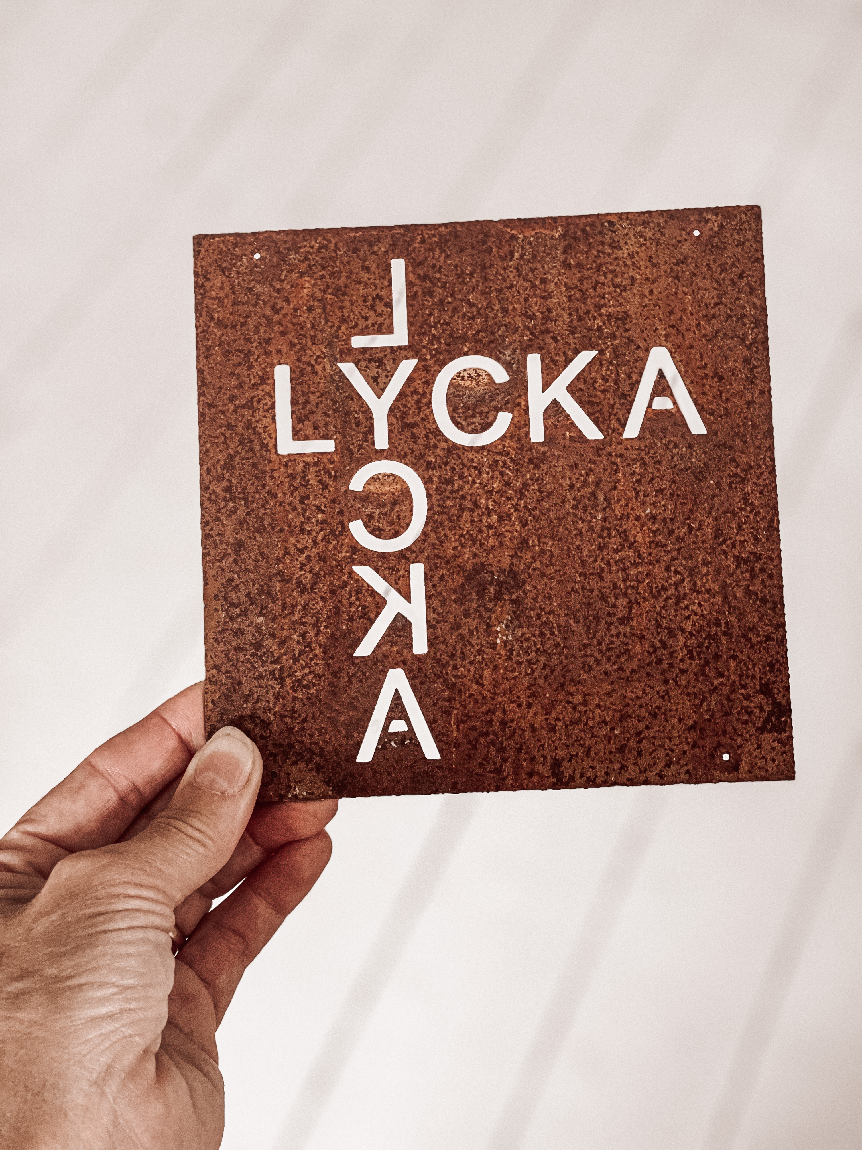 Rostig Plakett LYCKA
