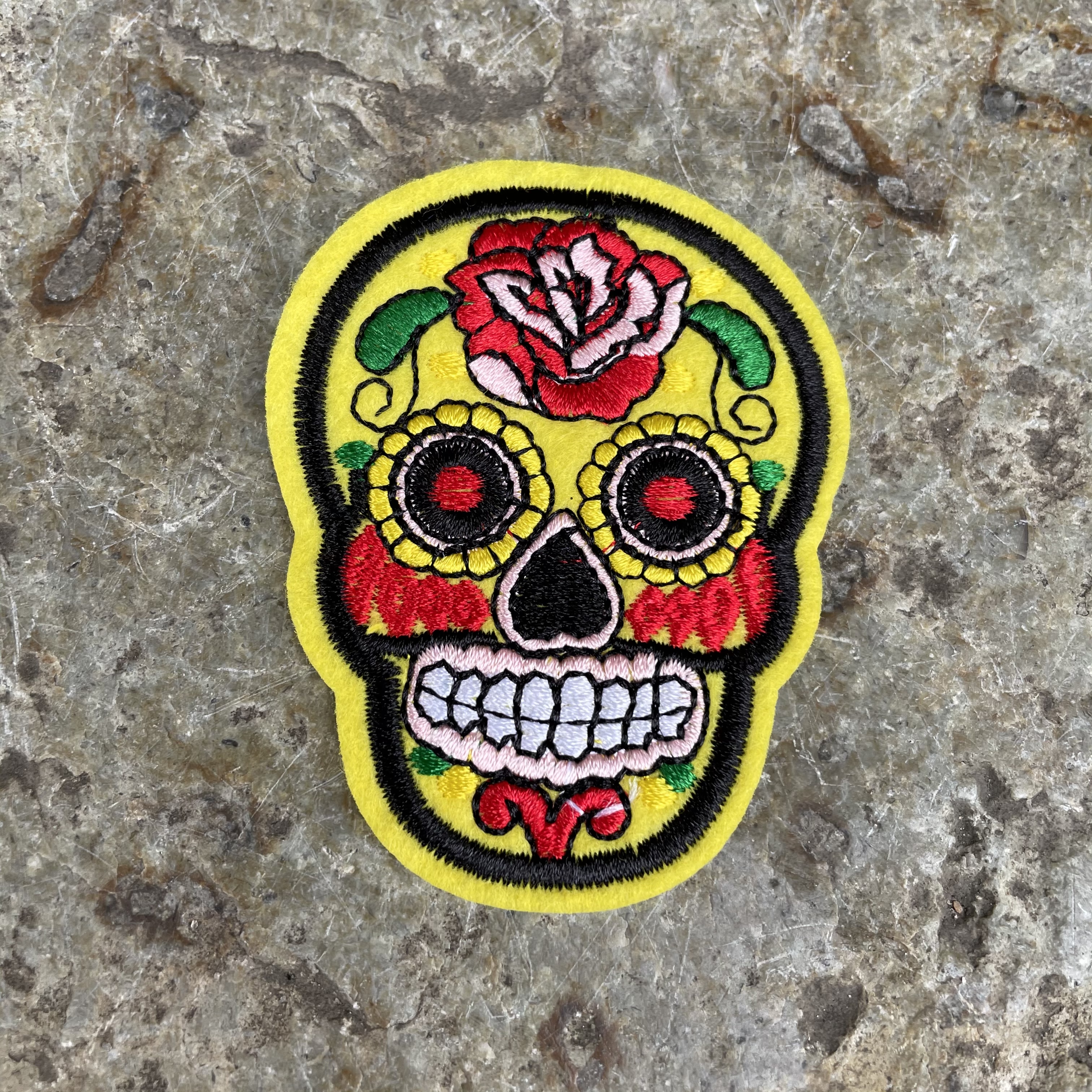 Tygmärke sugarskull gul 