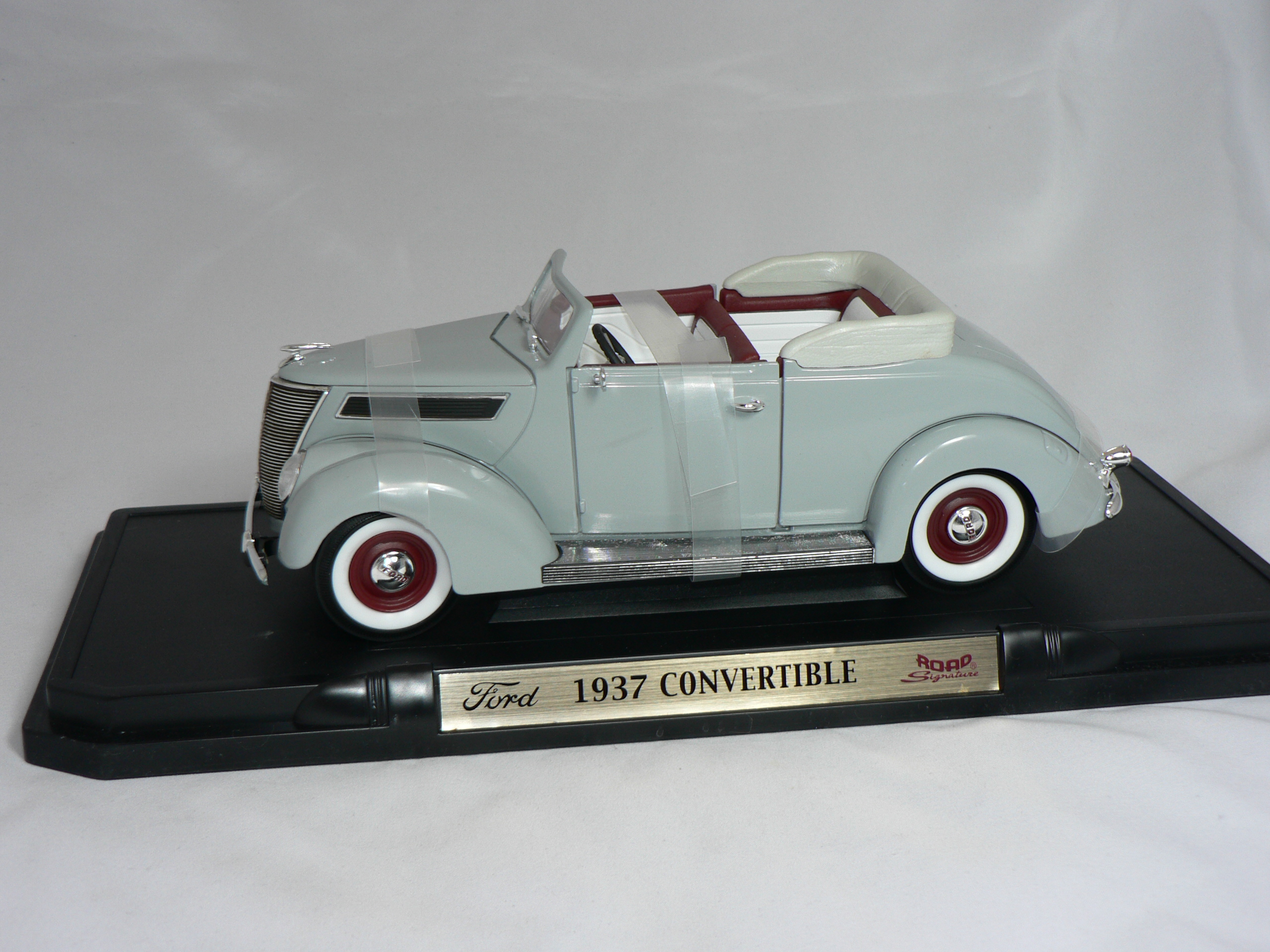 Ford Convertible -1937  Road Legends 1:18 - 3