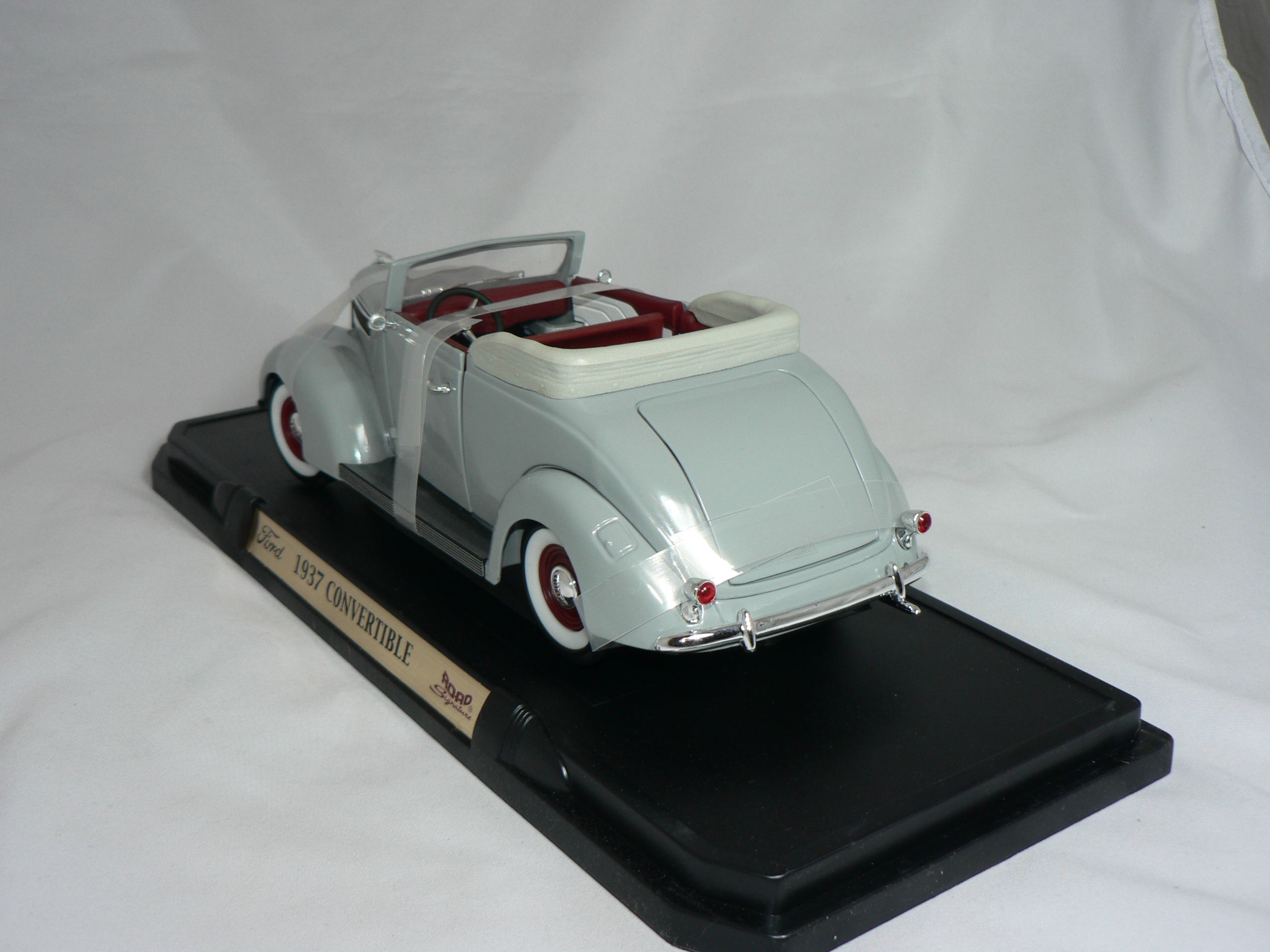 Ford Convertible -1937  Road Legends 1:18 - 2