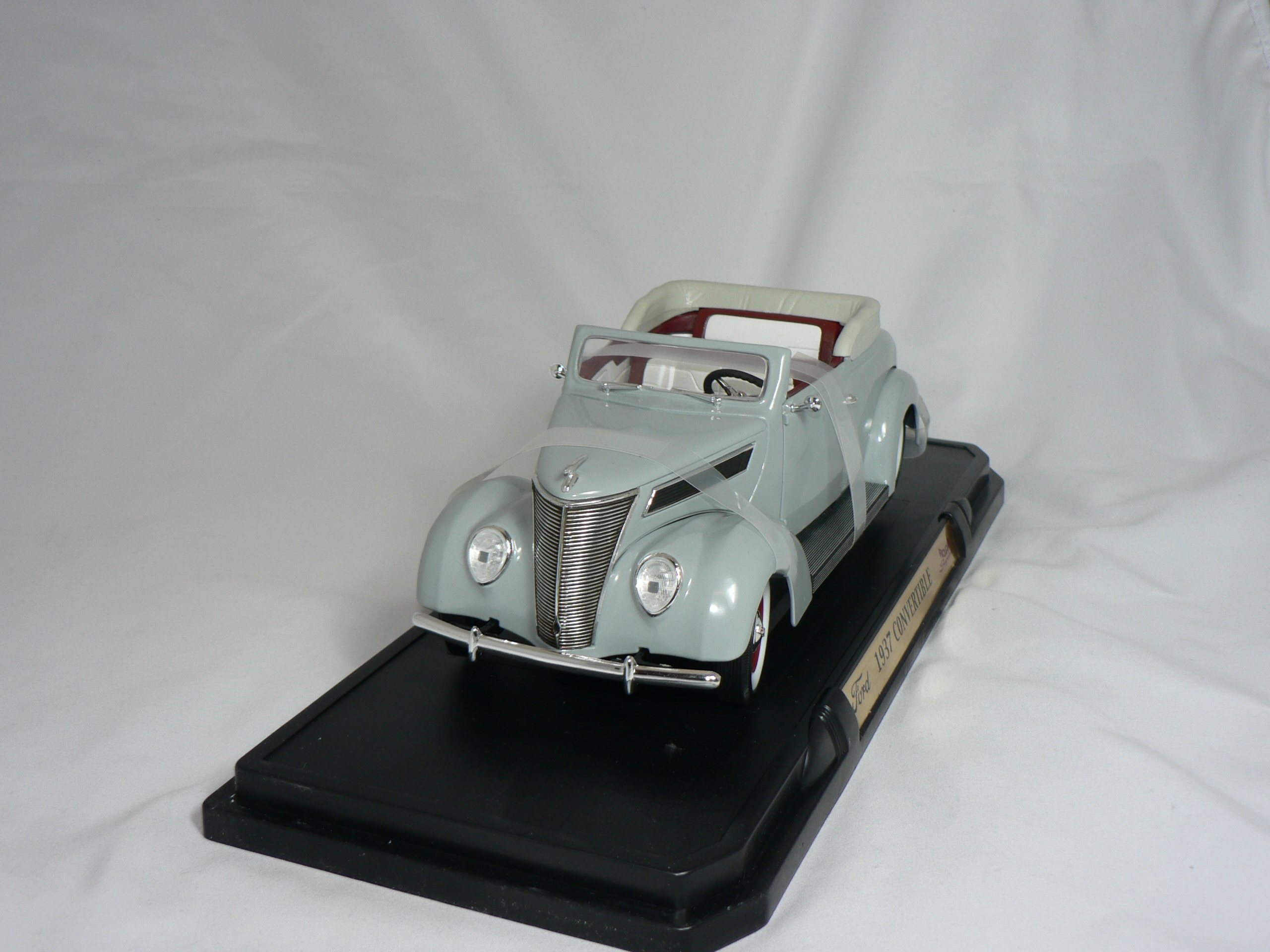 Ford Convertible -1937  Road Legends 1:18