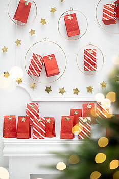 Adventskalender | 24 st röda/mönstrade presentpåsar