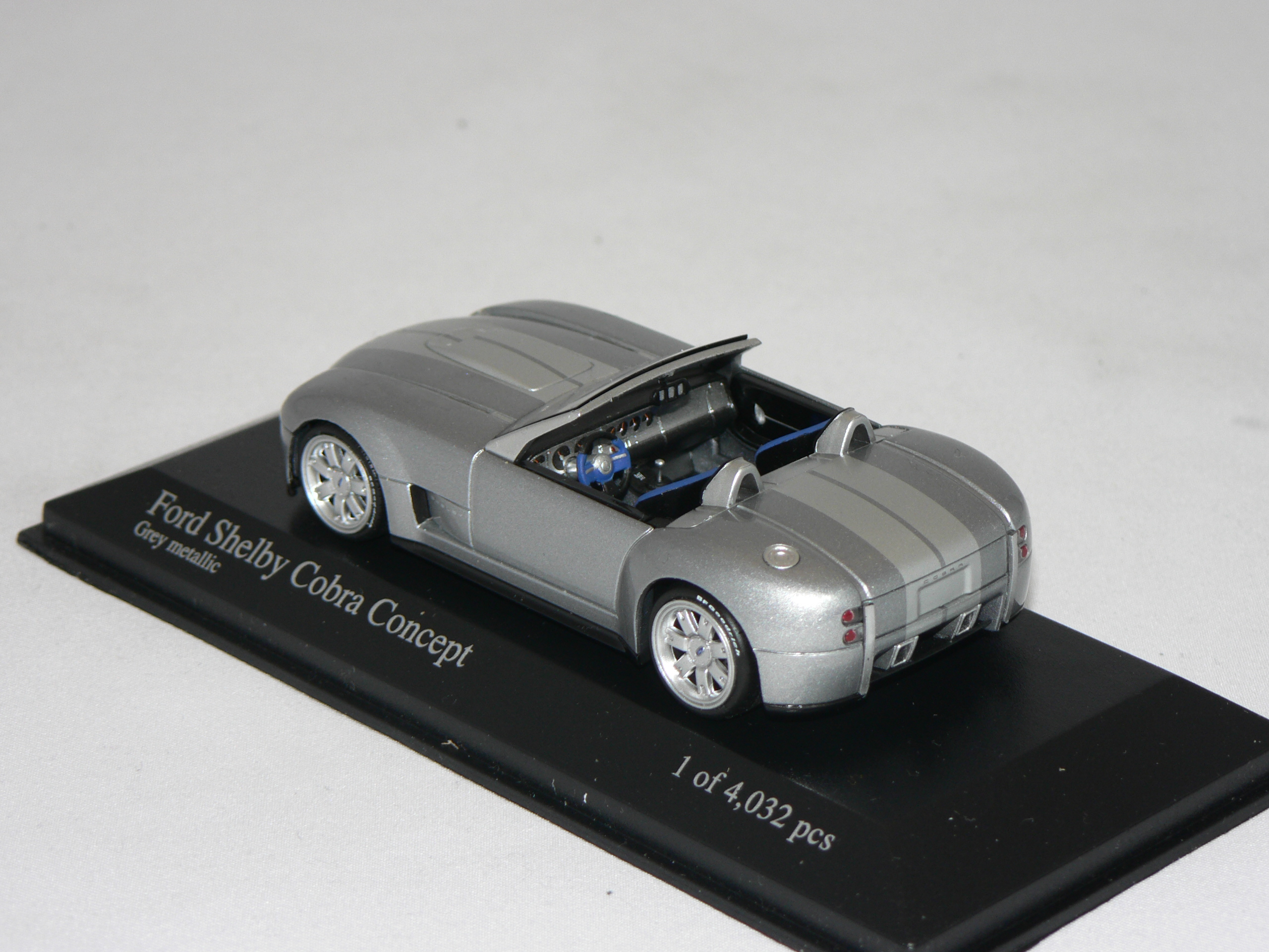 Ford Shelby Cobra Concept -2004 (1 of 4032 pcs)  1:43  Minichamps - 3