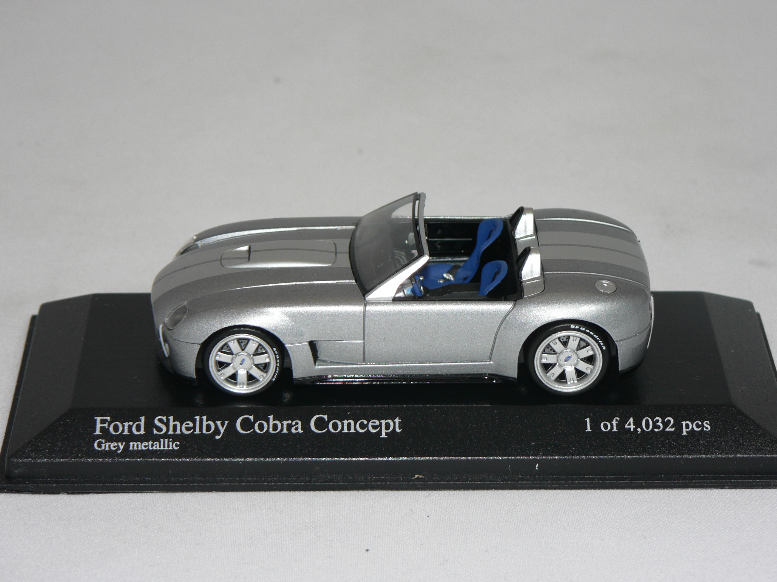 Ford Shelby Cobra Concept -2004 (1 of 4032 pcs)  1:43  Minichamps - 2