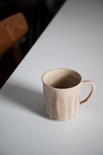 Mugg i handgjuten keramik nude