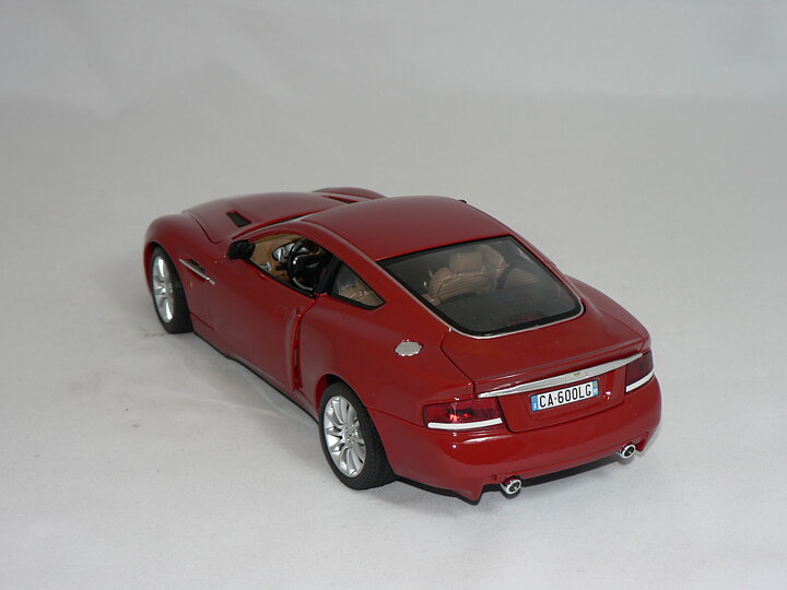 Aston Martin  V12 Vanquish  1:18  Burago