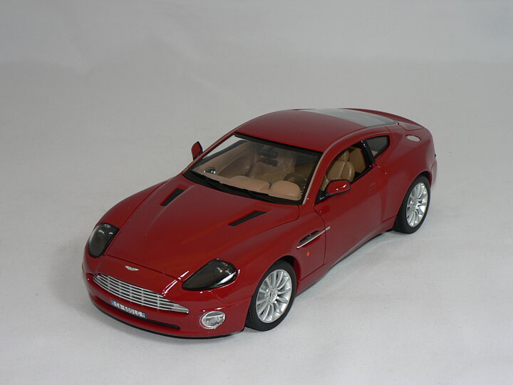 Aston Martin  V12 Vanquish  1:18  Burago